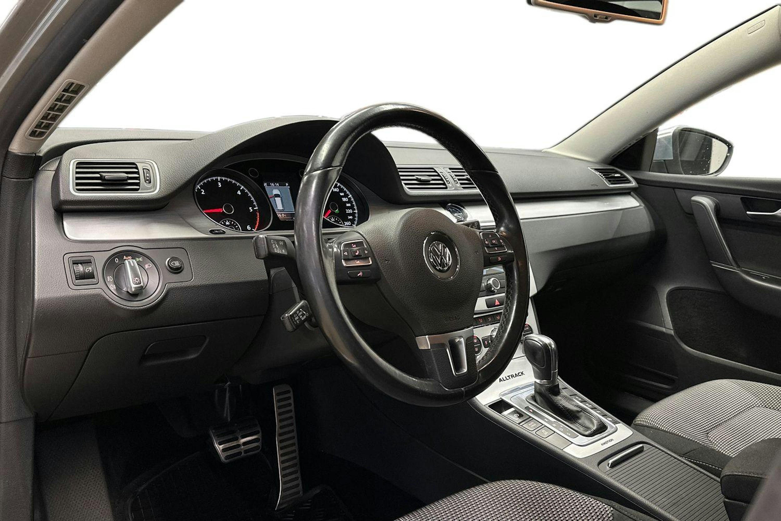 harmaa Volkswagen Passat 2012 kuva 6.