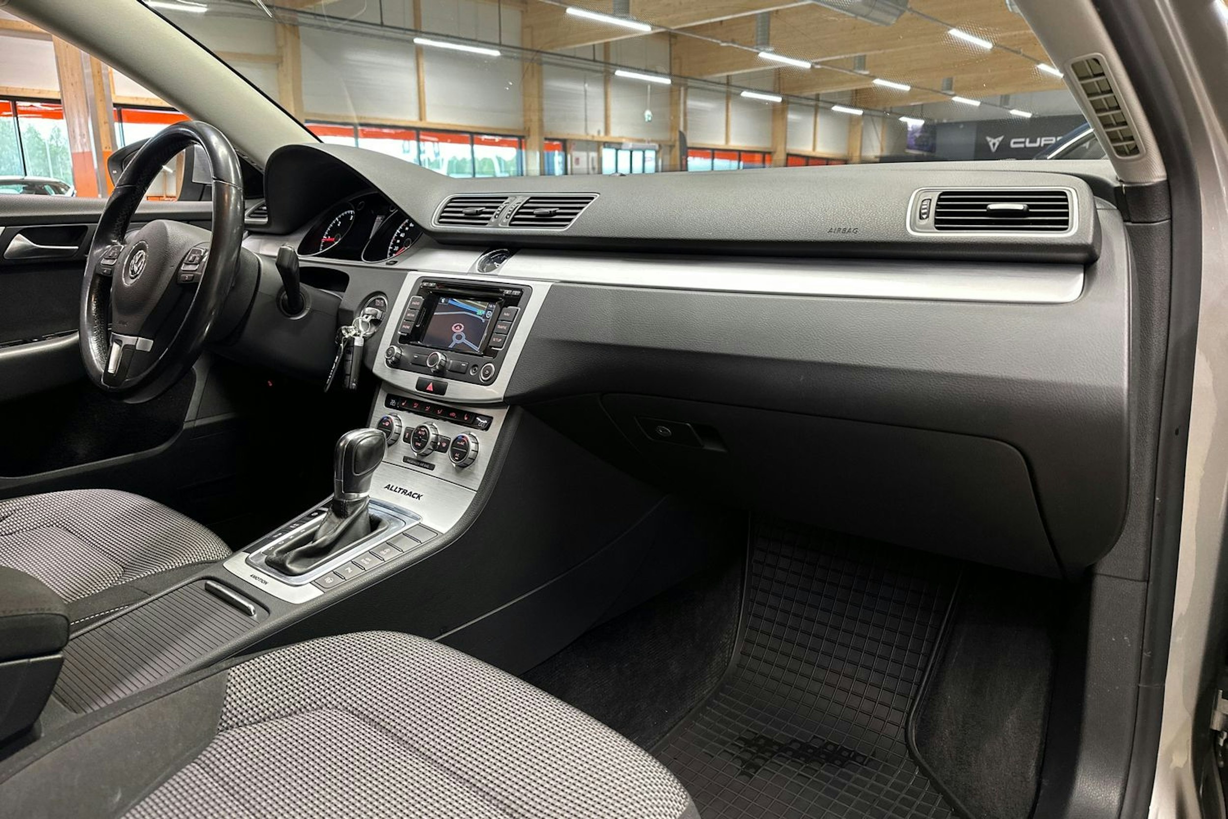 harmaa Volkswagen Passat 2012 kuva 11.