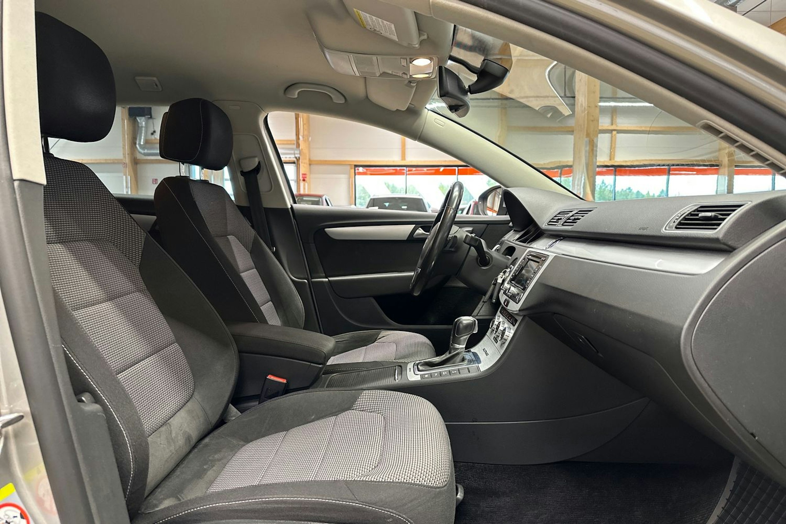 harmaa Volkswagen Passat 2012 kuva 12.