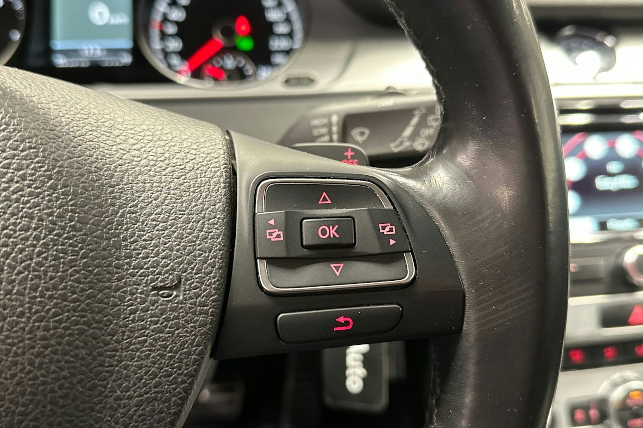 harmaa Volkswagen Passat 2012 kuva 24.