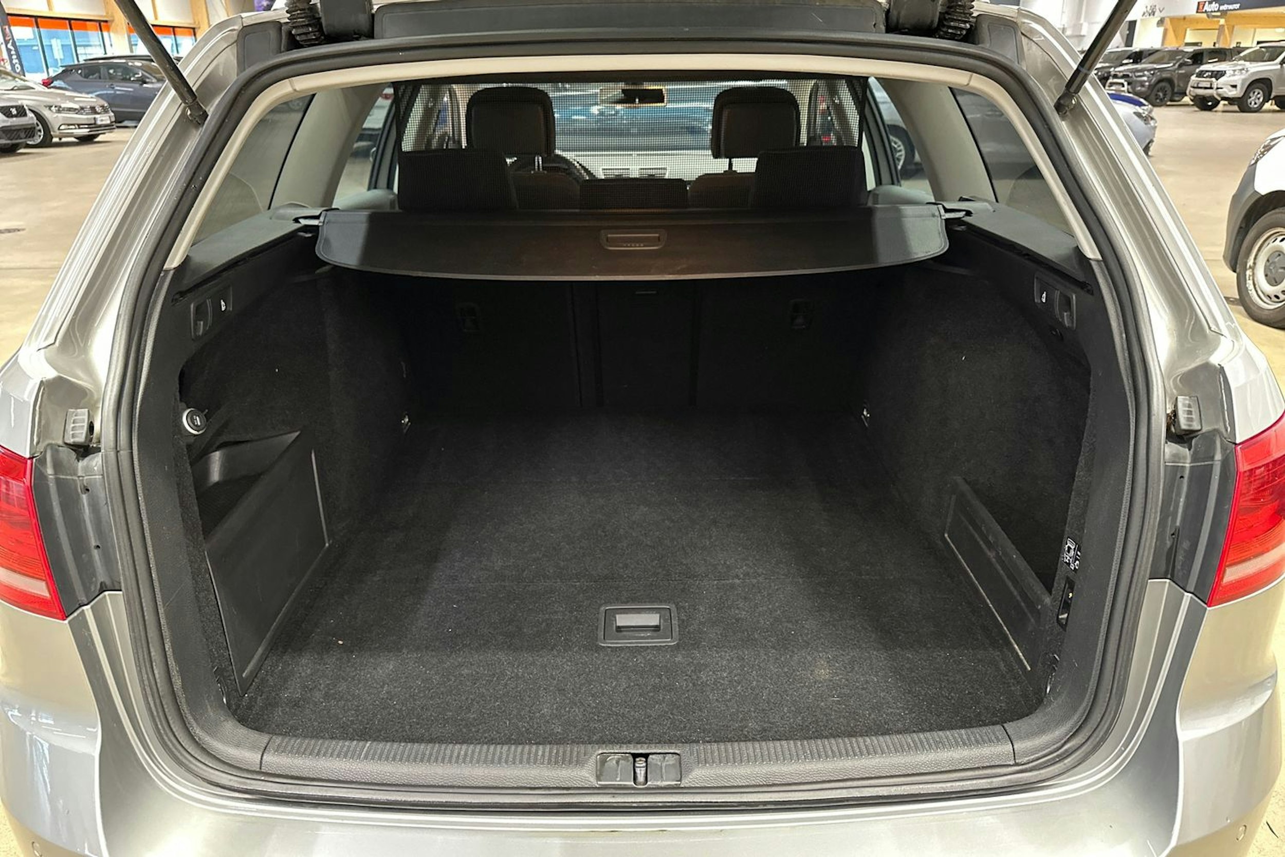 harmaa Volkswagen Passat 2012 kuva 28.