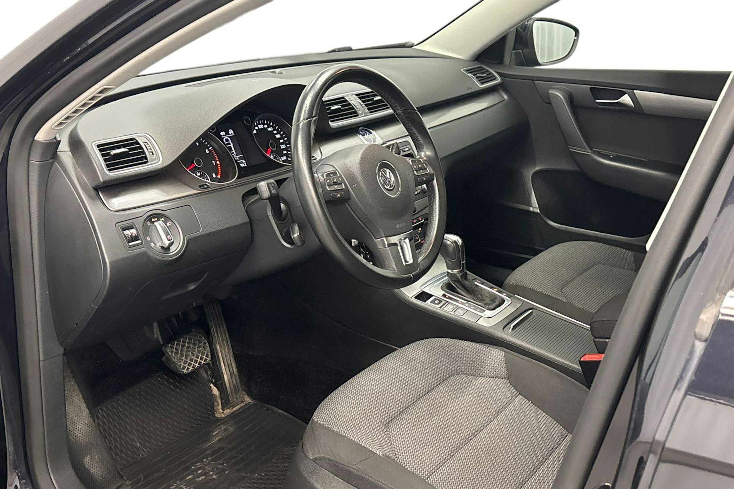 musta Volkswagen Passat 2012 kuva 6.