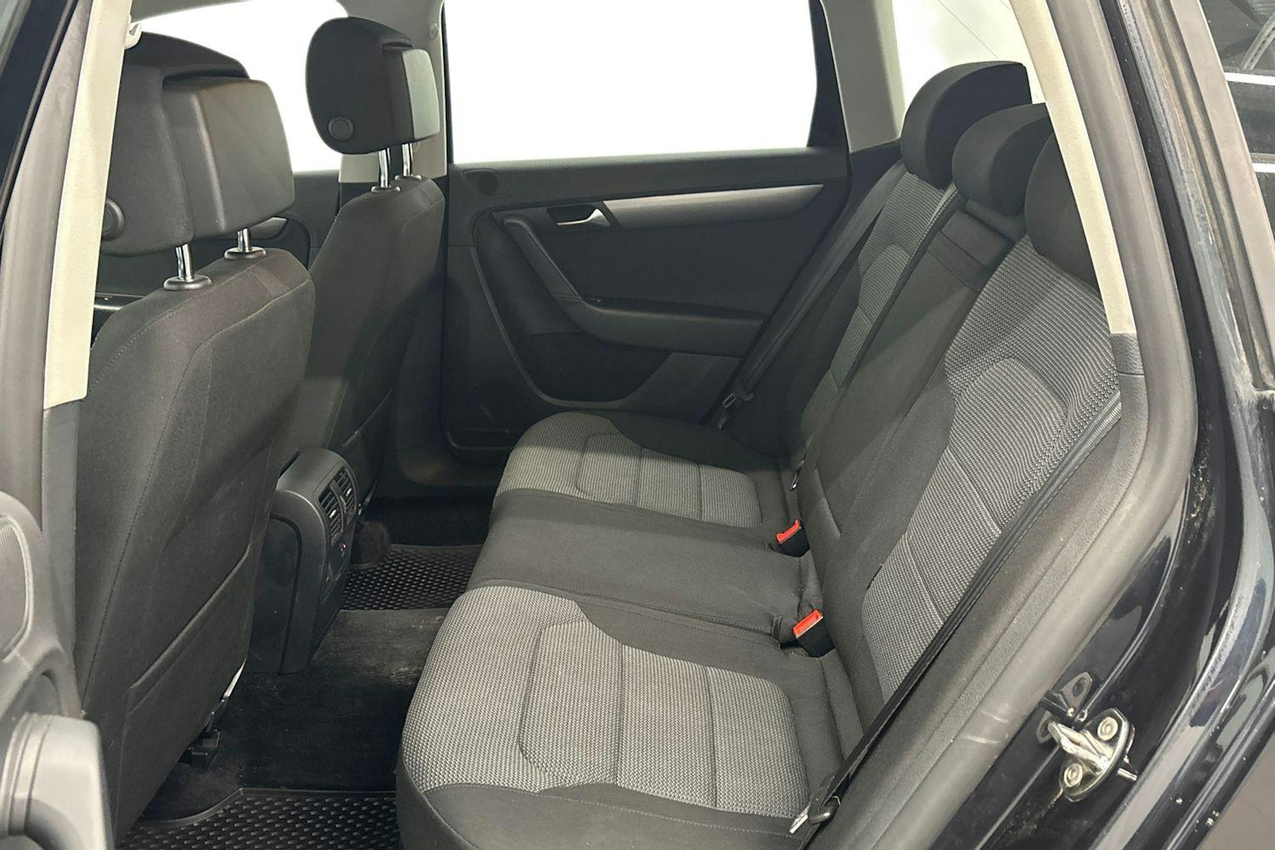 musta Volkswagen Passat 2012 kuva 8.