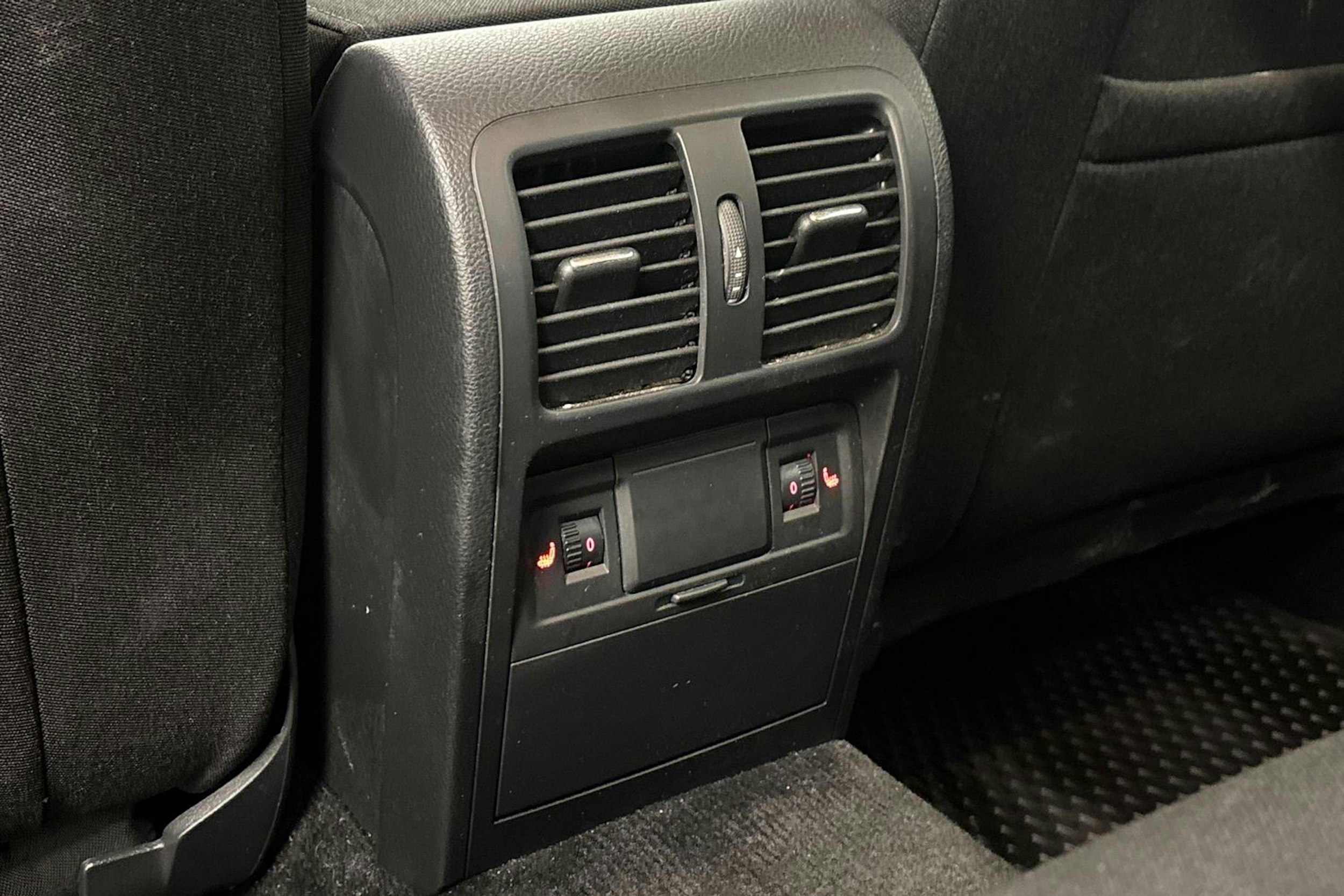 musta Volkswagen Passat 2012 kuva 14.