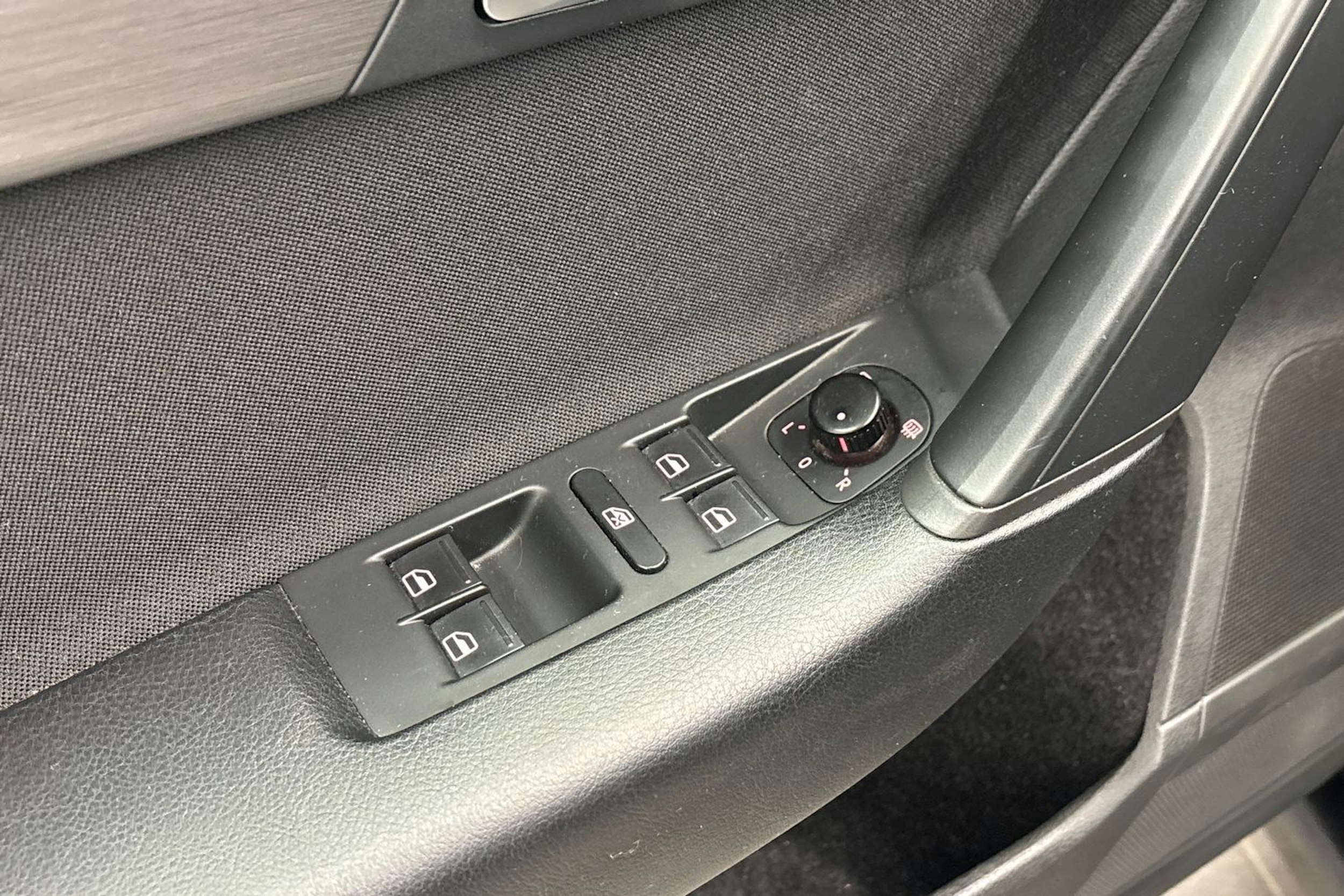 musta Volkswagen Passat 2012 kuva 15.