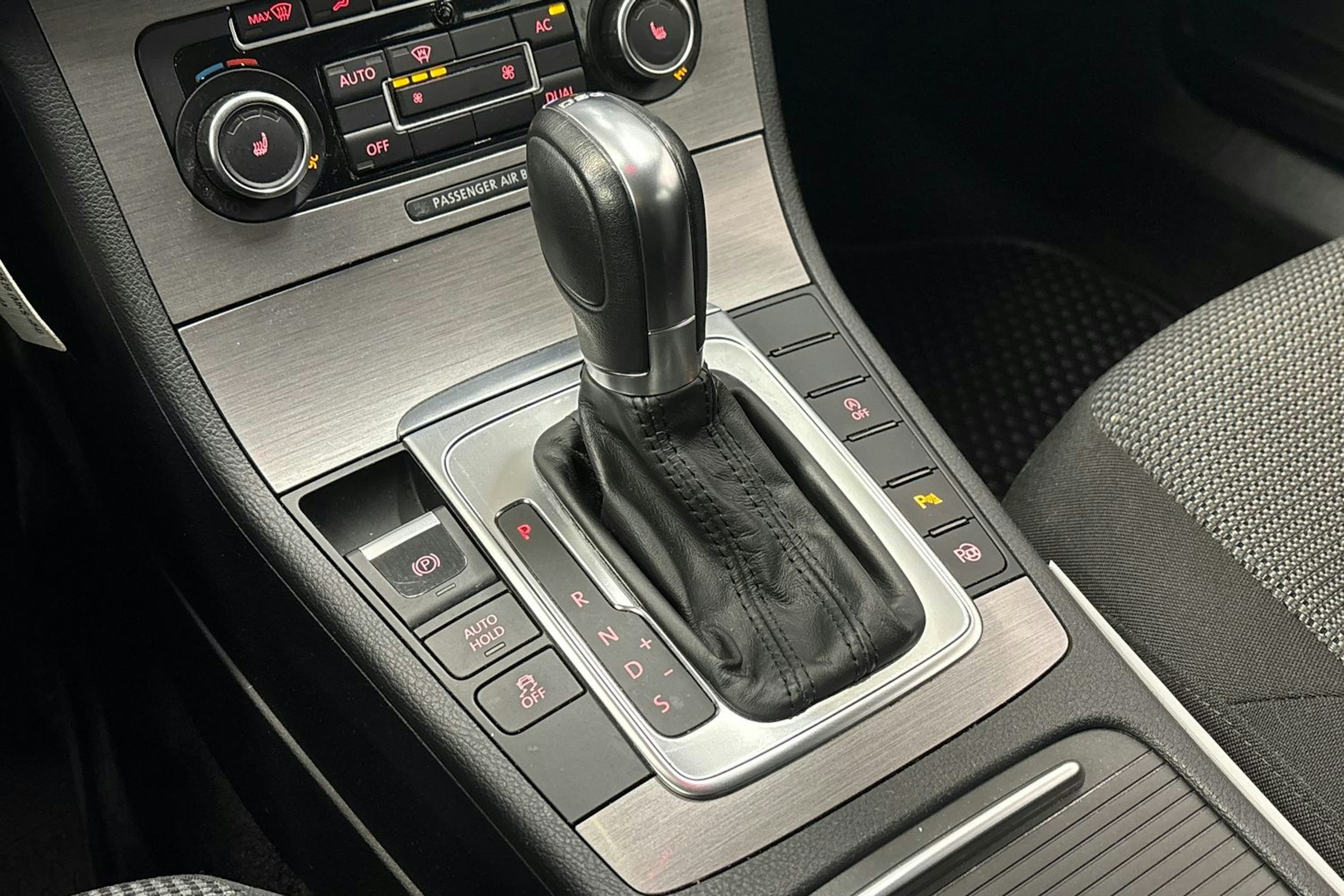 musta Volkswagen Passat 2012 kuva 24.