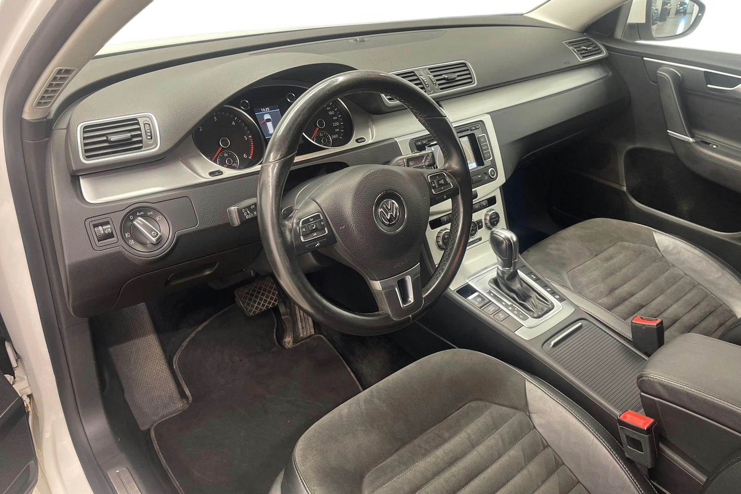 Valkoinen Volkswagen PASSAT 2012 kuva 7.