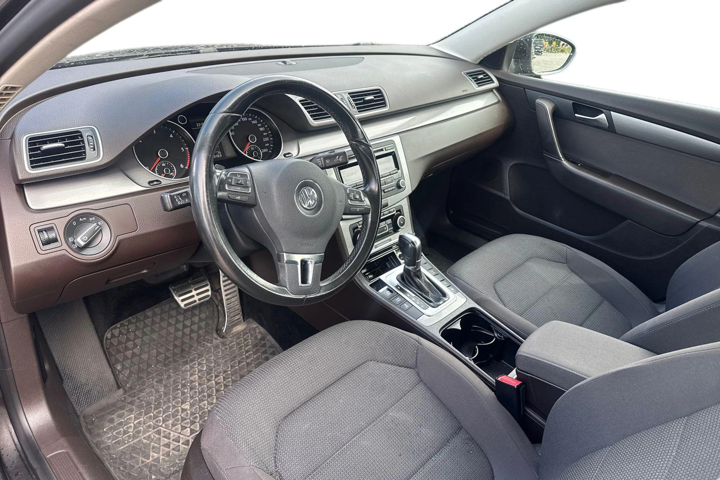ruskea (beige) Volkswagen Passat 2012 kuva 3.