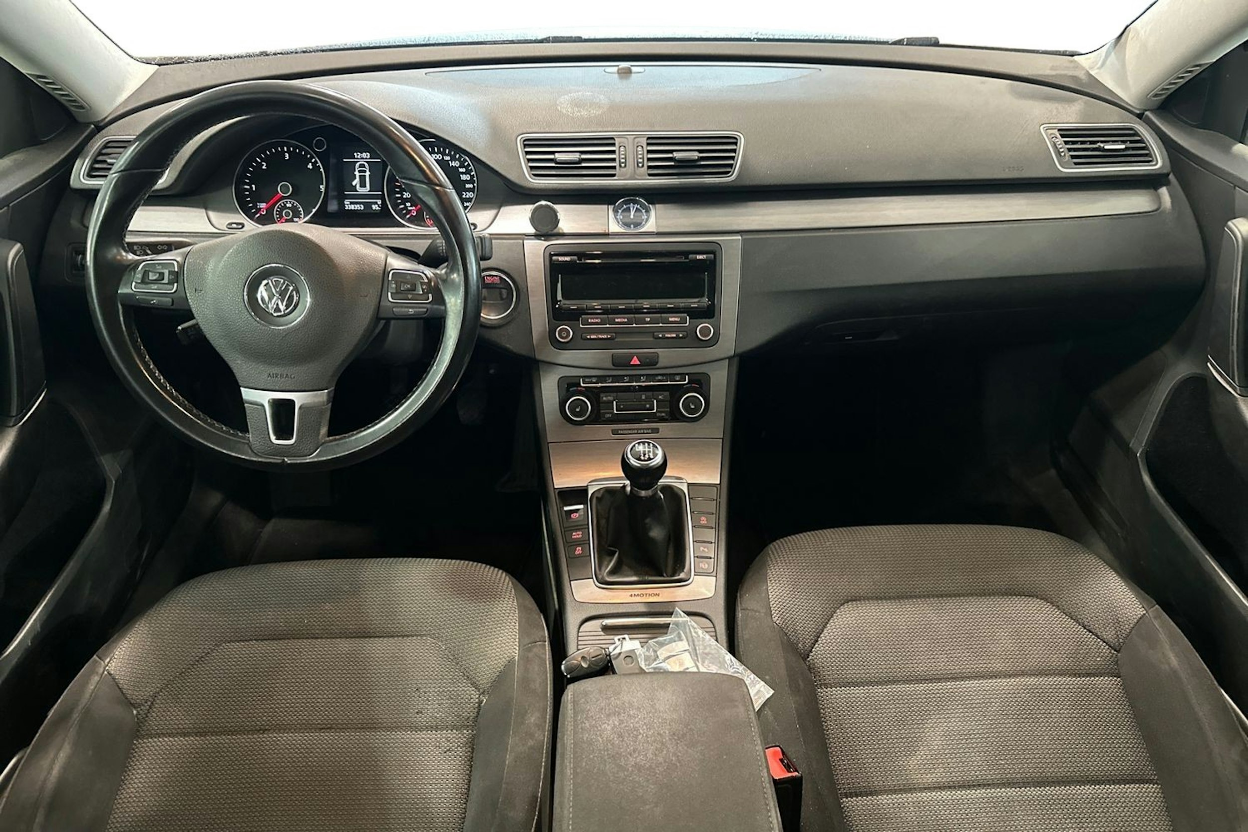 harmaa Volkswagen Passat 2012 kuva 9.