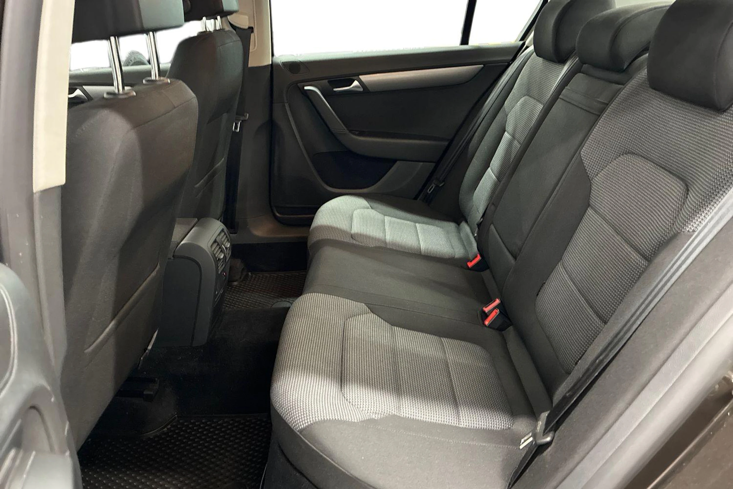 ruskea (beige) Volkswagen Passat 2012 kuva 8.