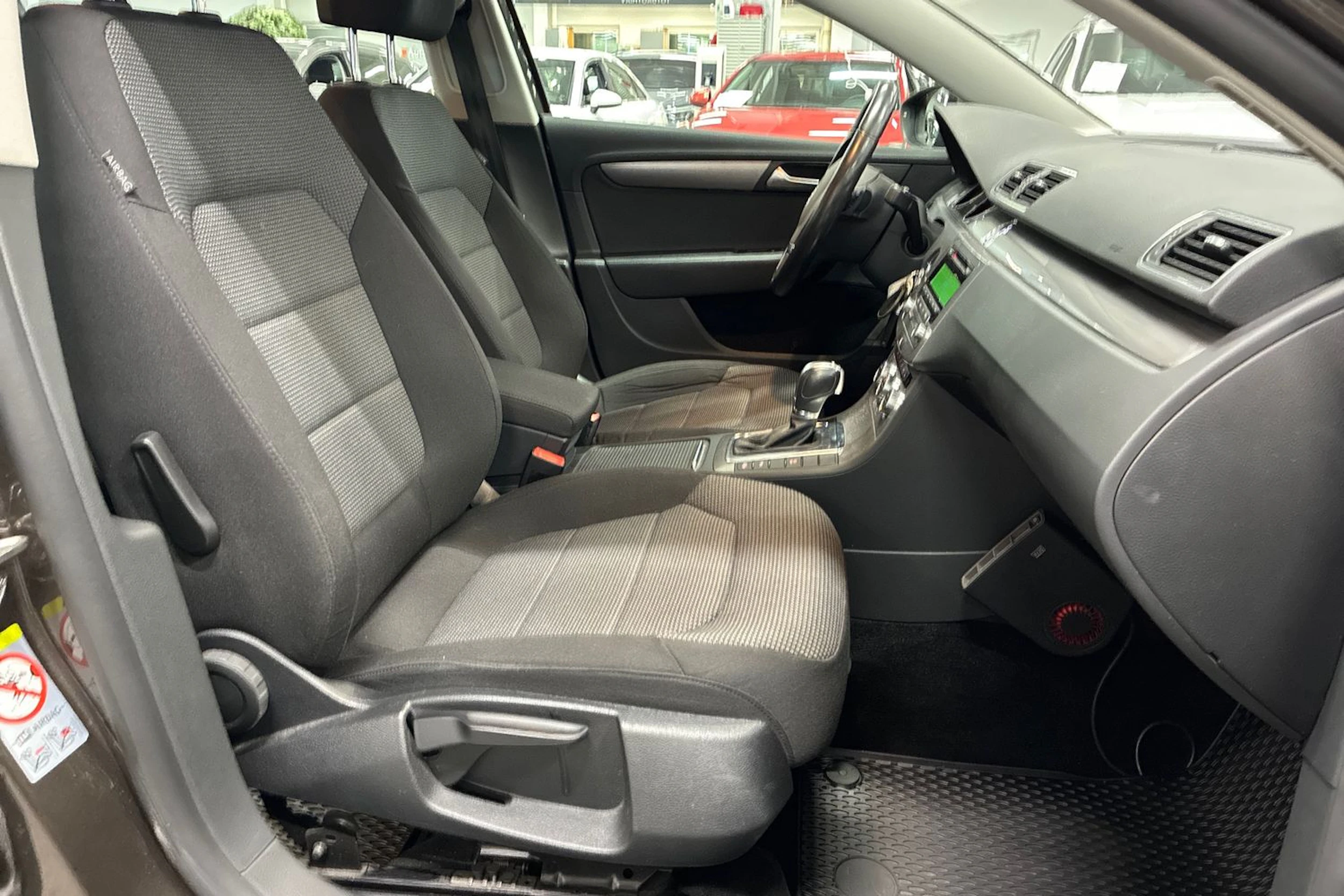 ruskea (beige) Volkswagen Passat 2012 kuva 24.