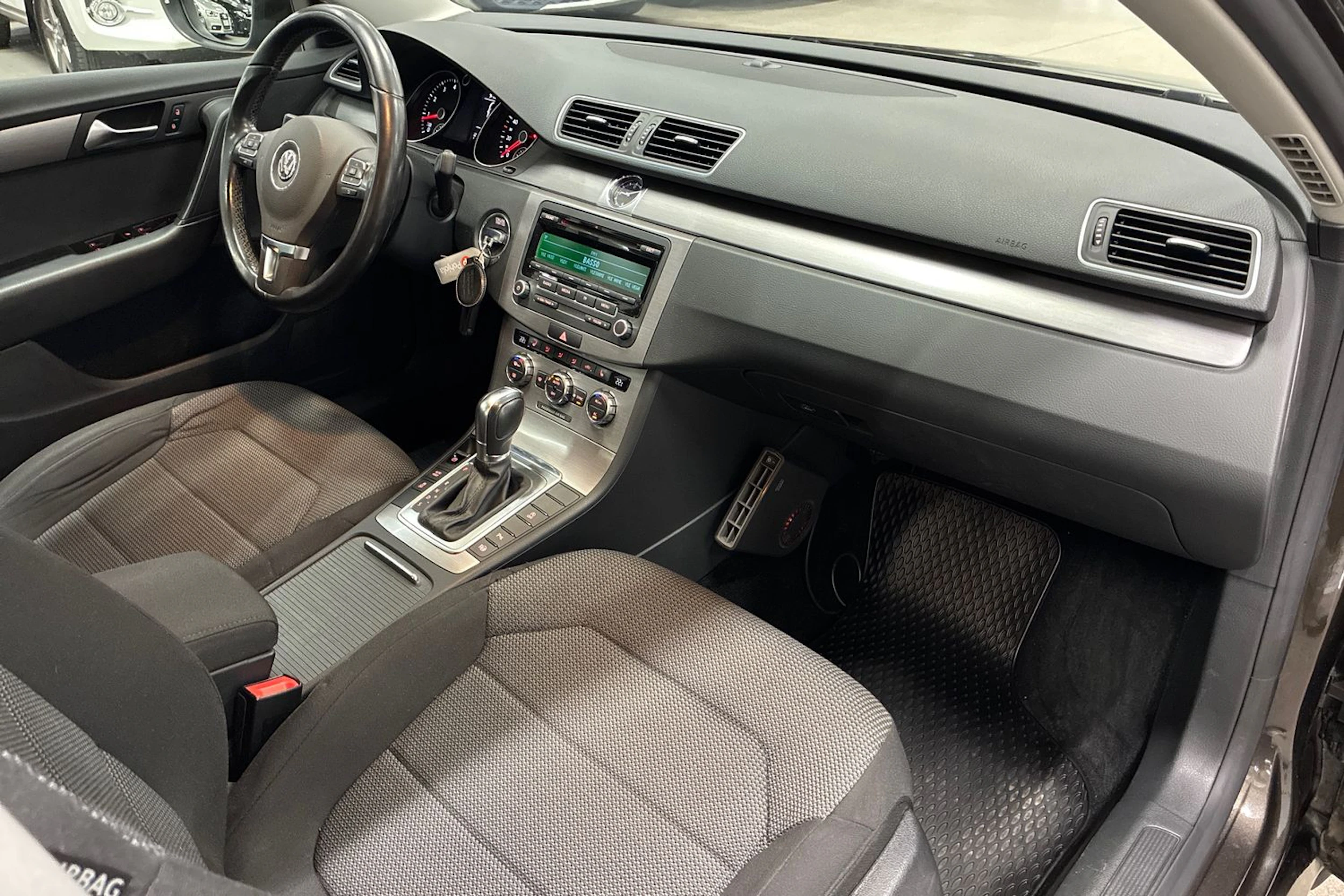 ruskea (beige) Volkswagen Passat 2012 kuva 25.