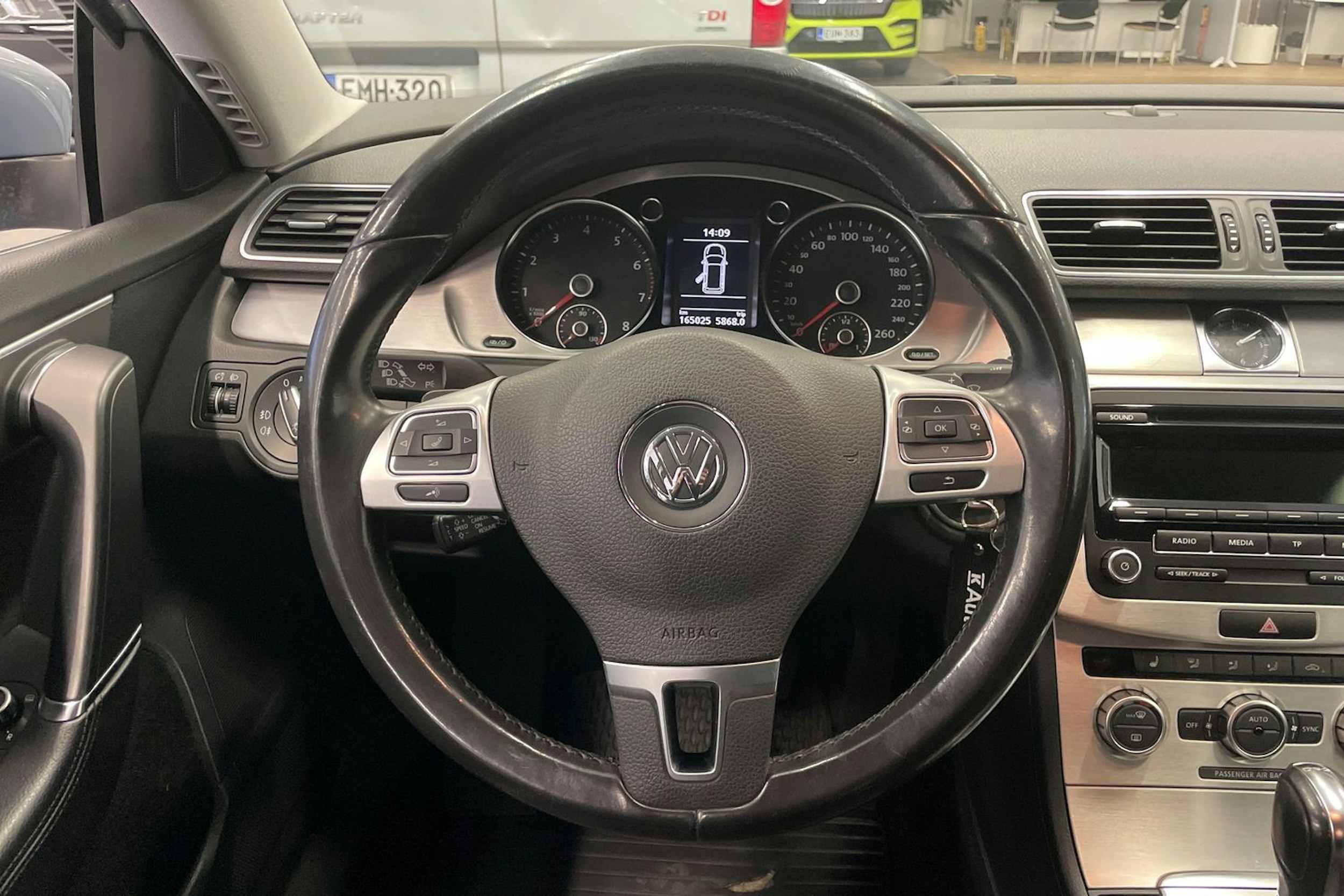 harmaa Volkswagen Passat 2012 kuva 14.