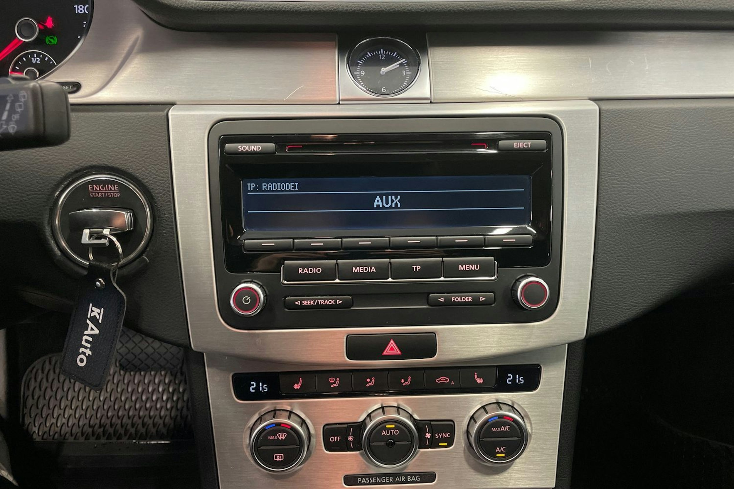 harmaa Volkswagen Passat 2012 kuva 16.