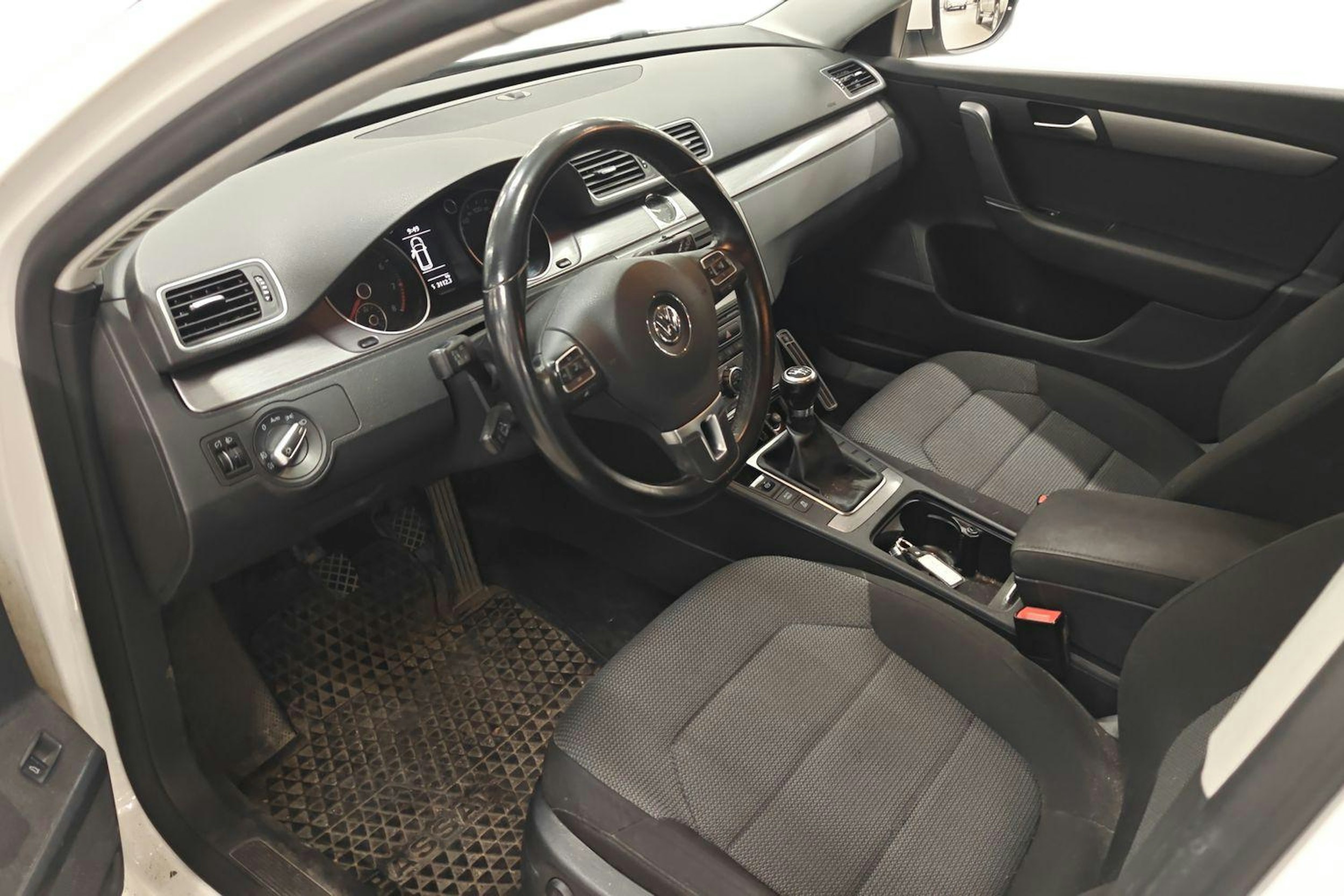 valkoinen Volkswagen Passat 2012 kuva 3.