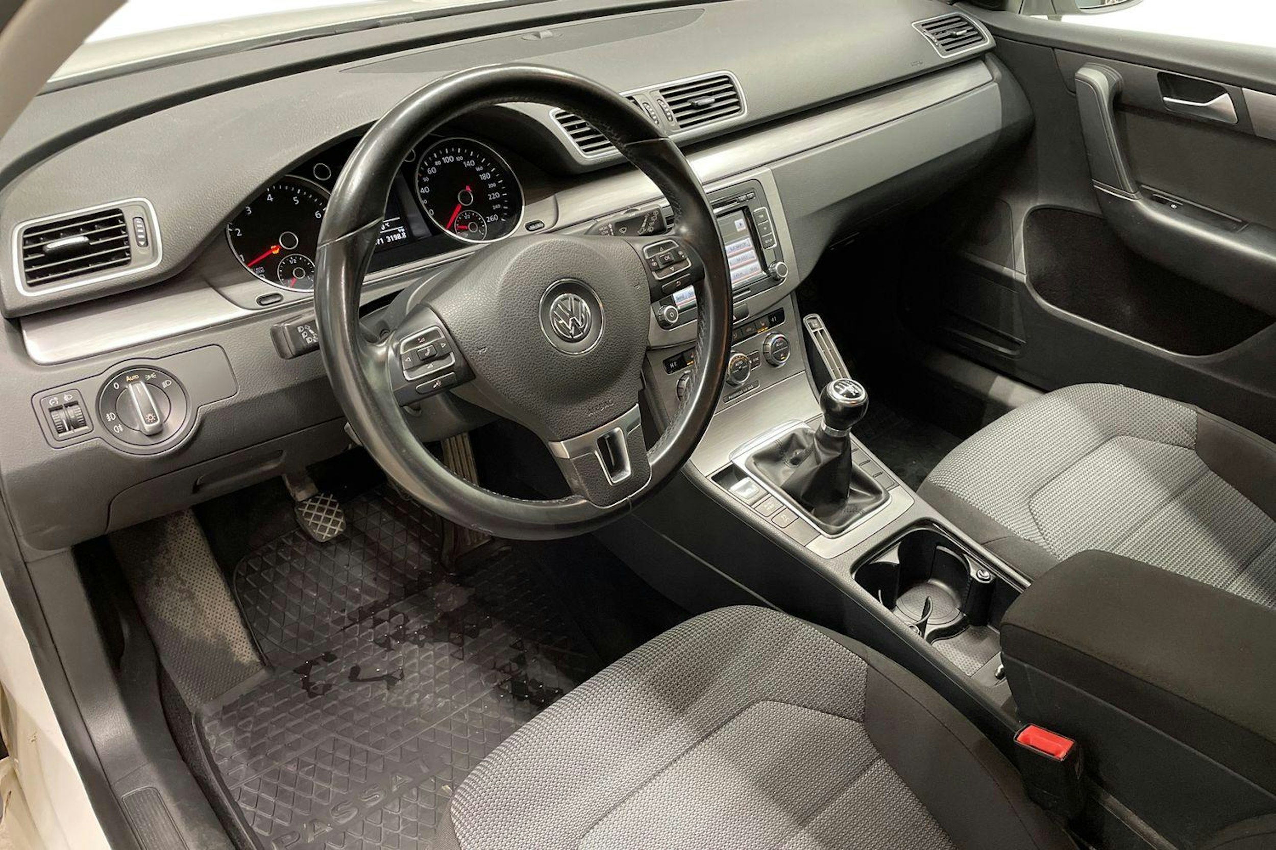 valkoinen Volkswagen Passat 2012 kuva 7.