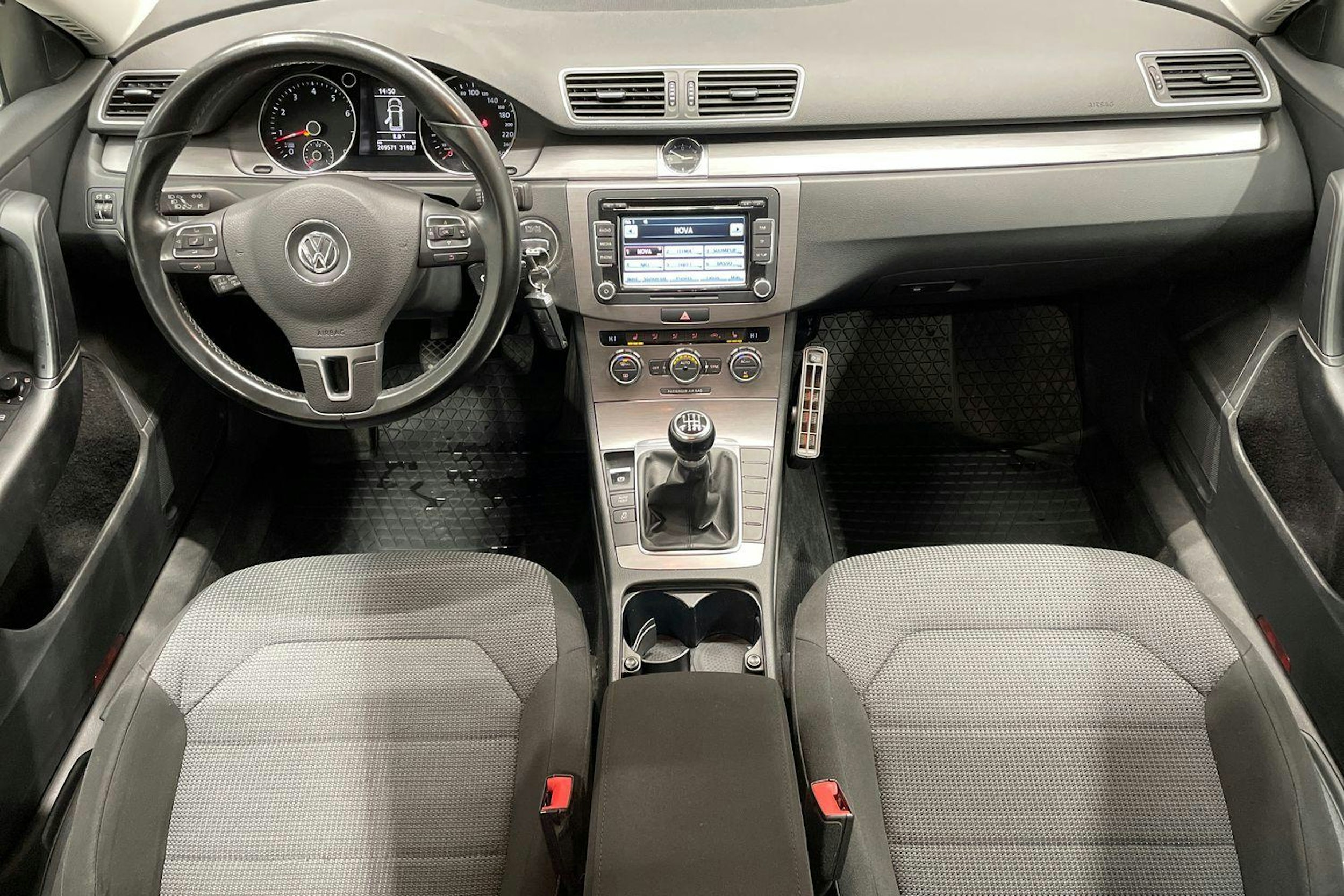 valkoinen Volkswagen Passat 2012 kuva 9.