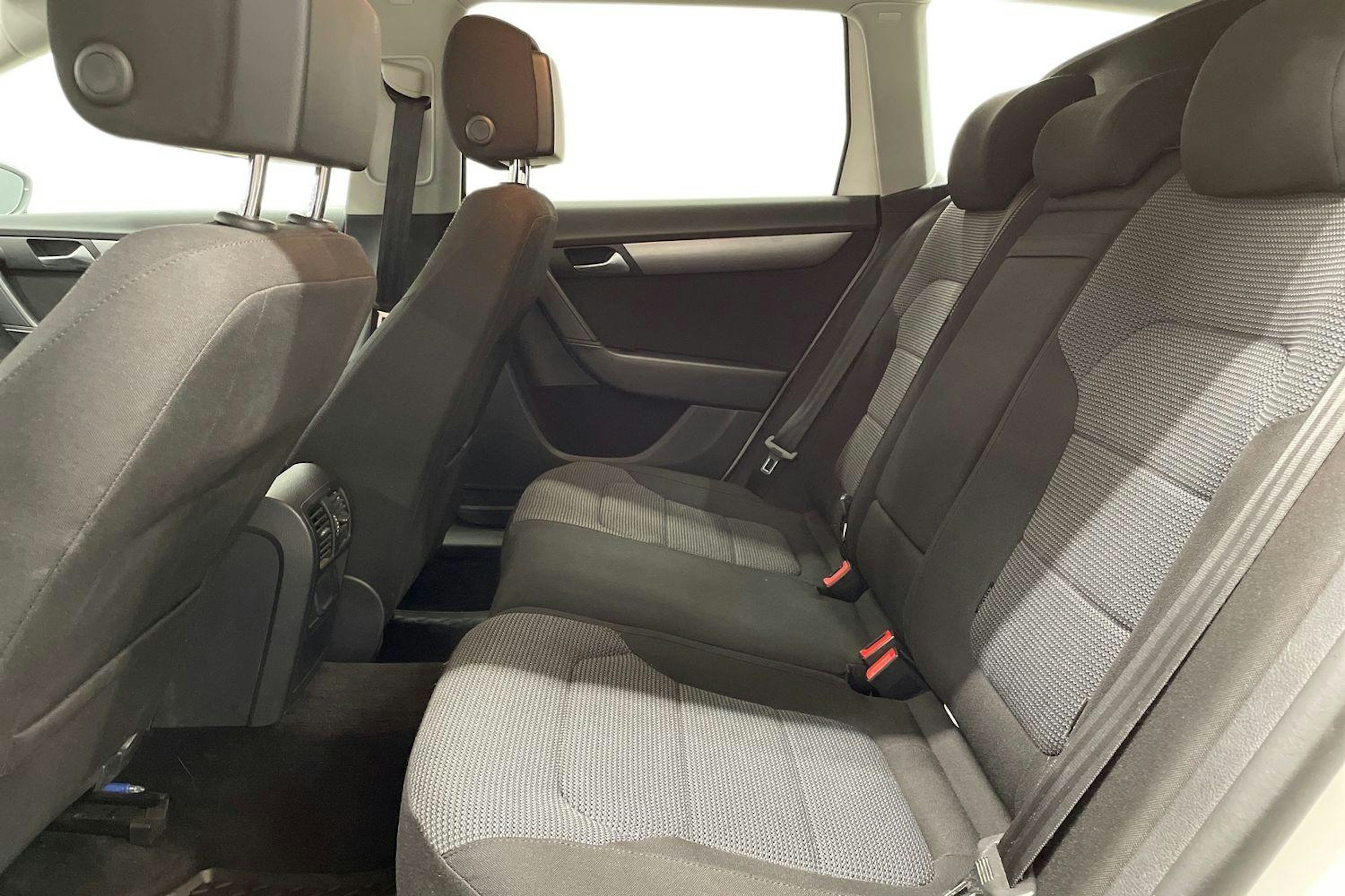 valkoinen Volkswagen Passat 2012 kuva 10.