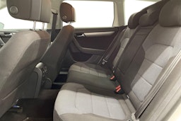 valkoinen Volkswagen Passat 2012 kuva 10.