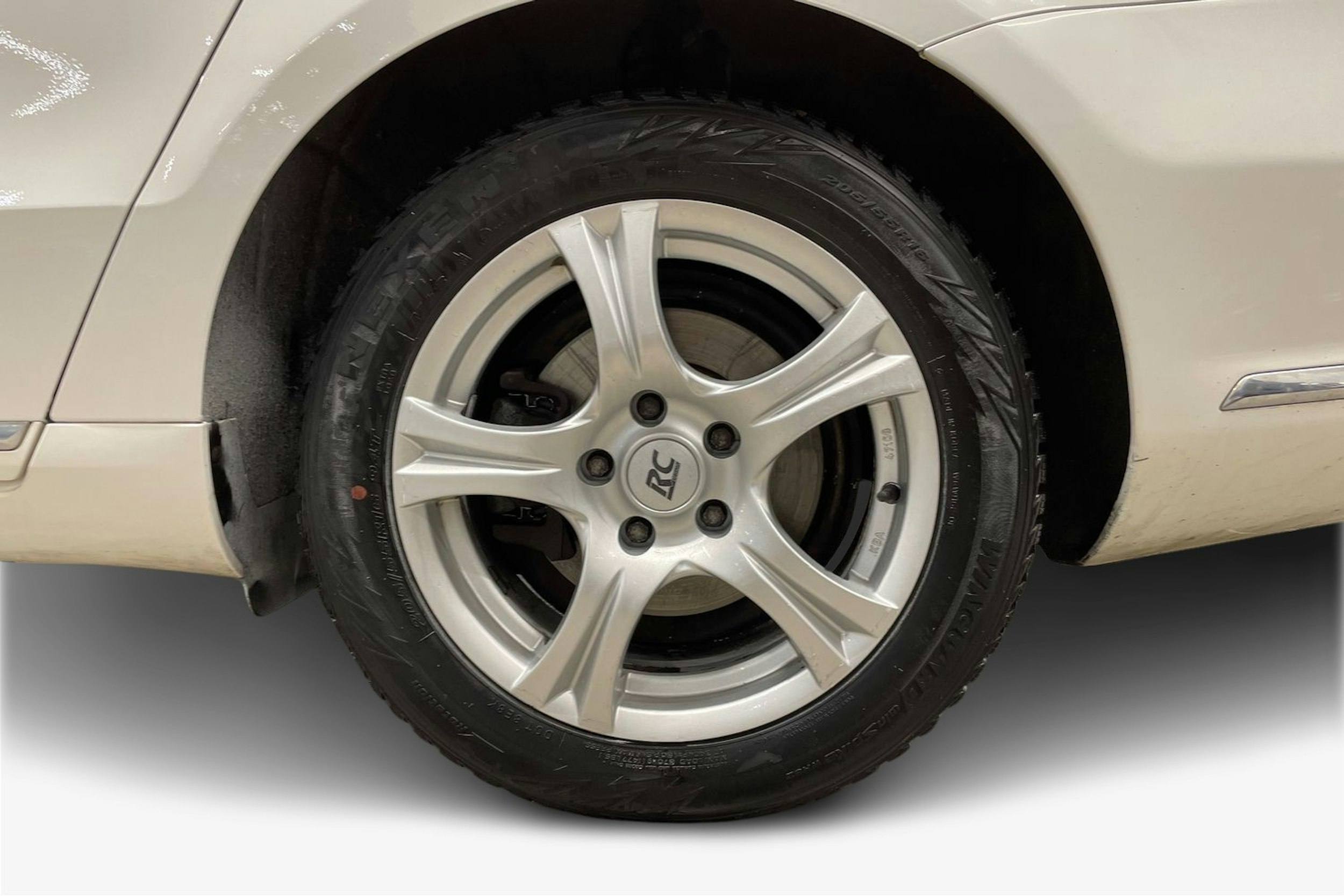 valkoinen Volkswagen Passat 2012 kuva 11.