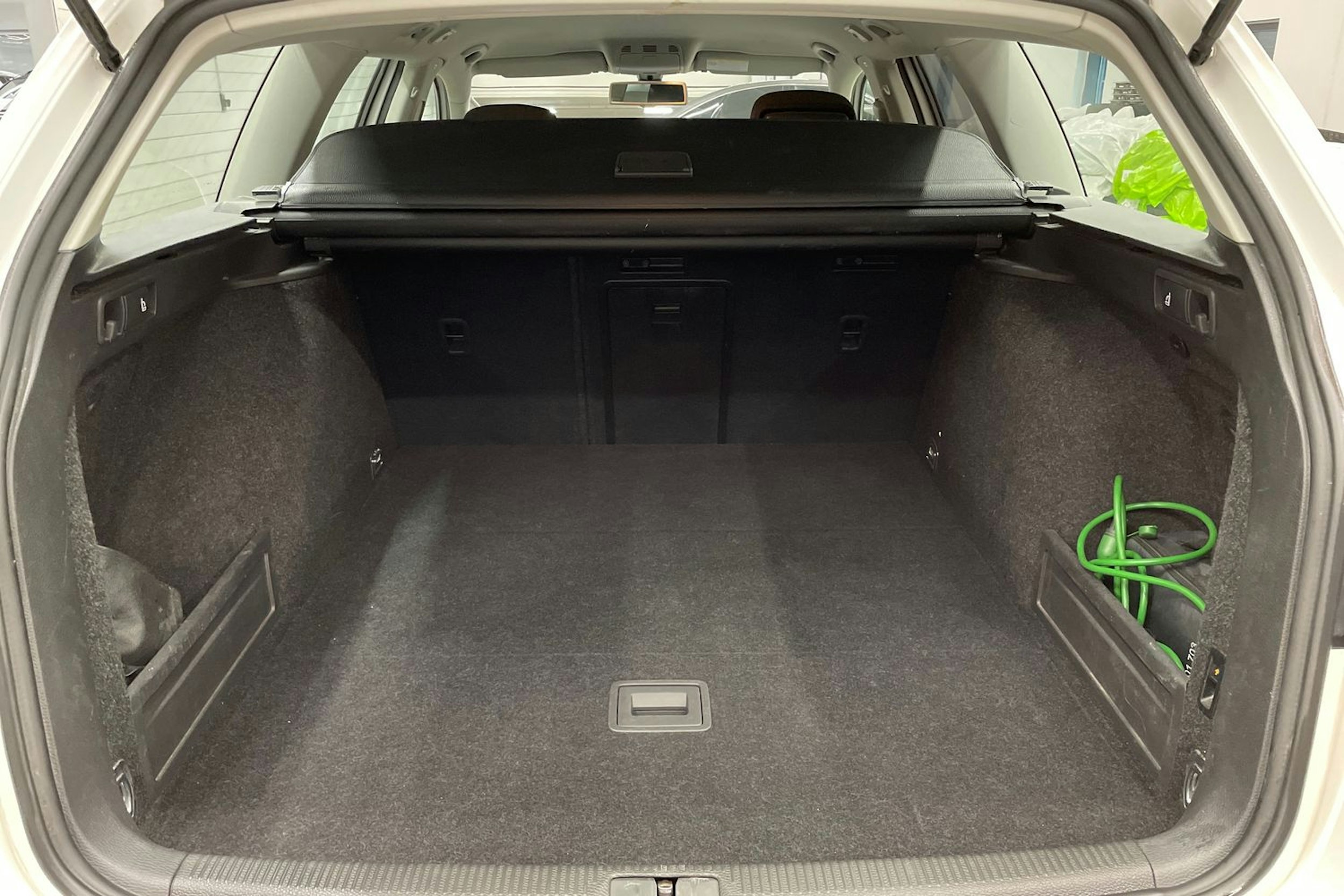 valkoinen Volkswagen Passat 2012 kuva 15.