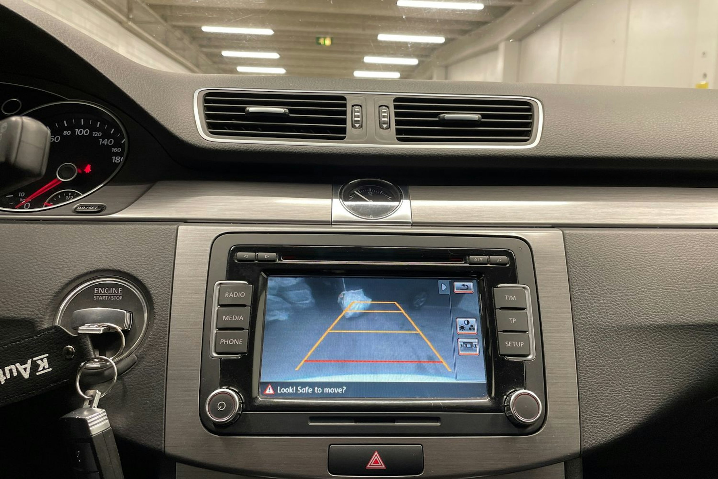 valkoinen Volkswagen Passat 2012 kuva 18.