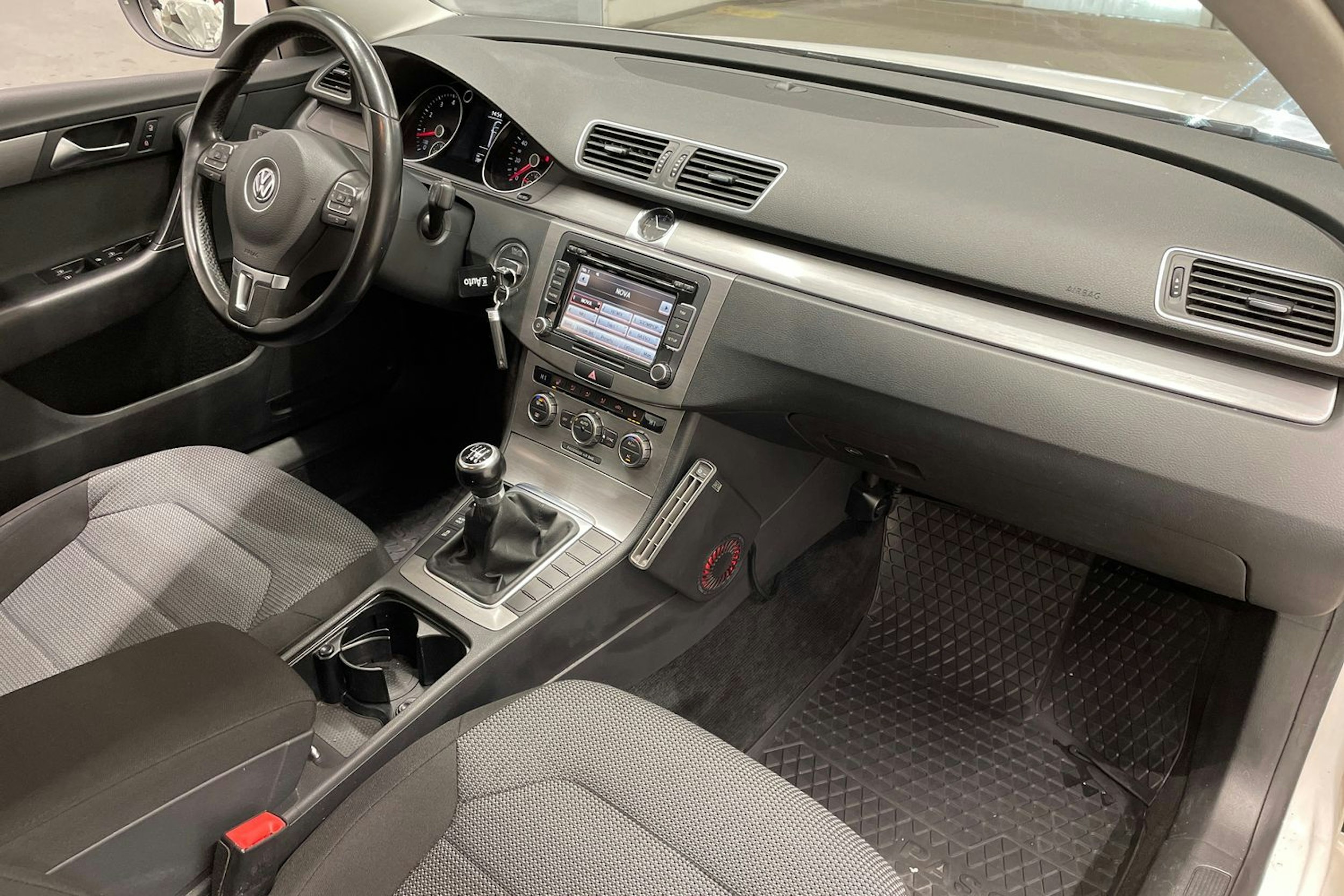 valkoinen Volkswagen Passat 2012 kuva 25.