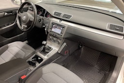 valkoinen Volkswagen Passat 2012 kuva 25.