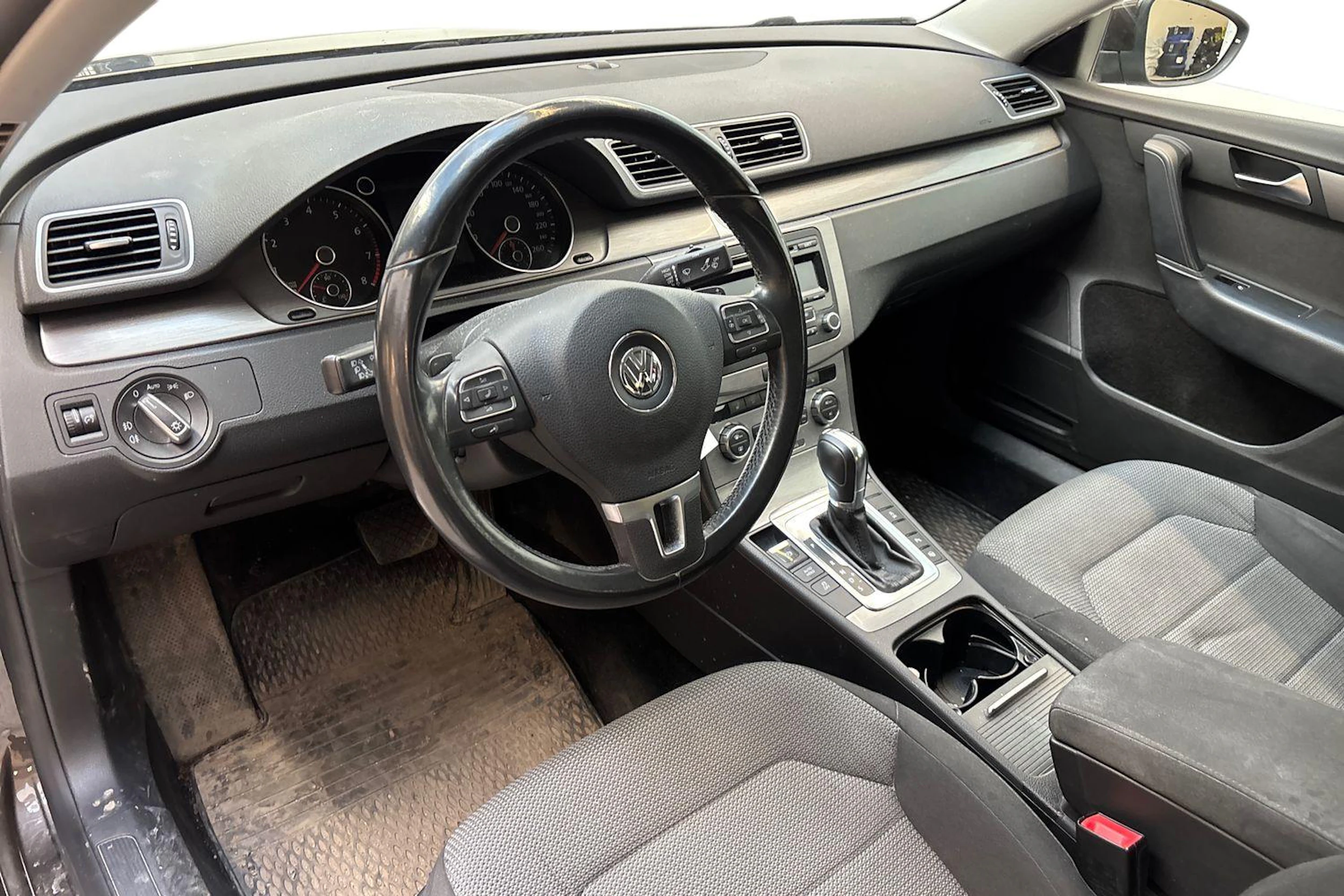 Ruskea (beige) Volkswagen PASSAT 2012 kuva 8.
