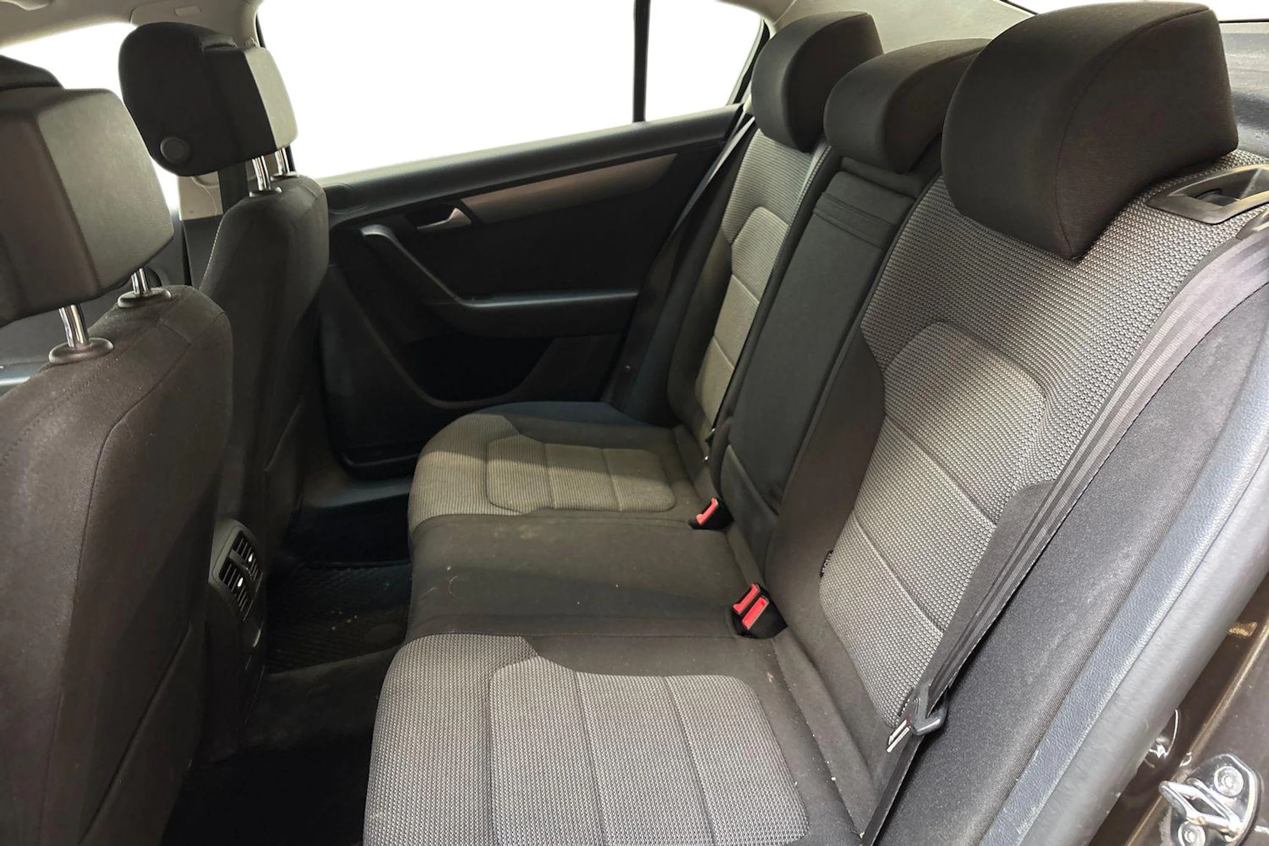 Ruskea (beige) Volkswagen PASSAT 2012 kuva 11.