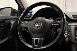 Musta Volkswagen PASSAT 2012 kuva 6.
