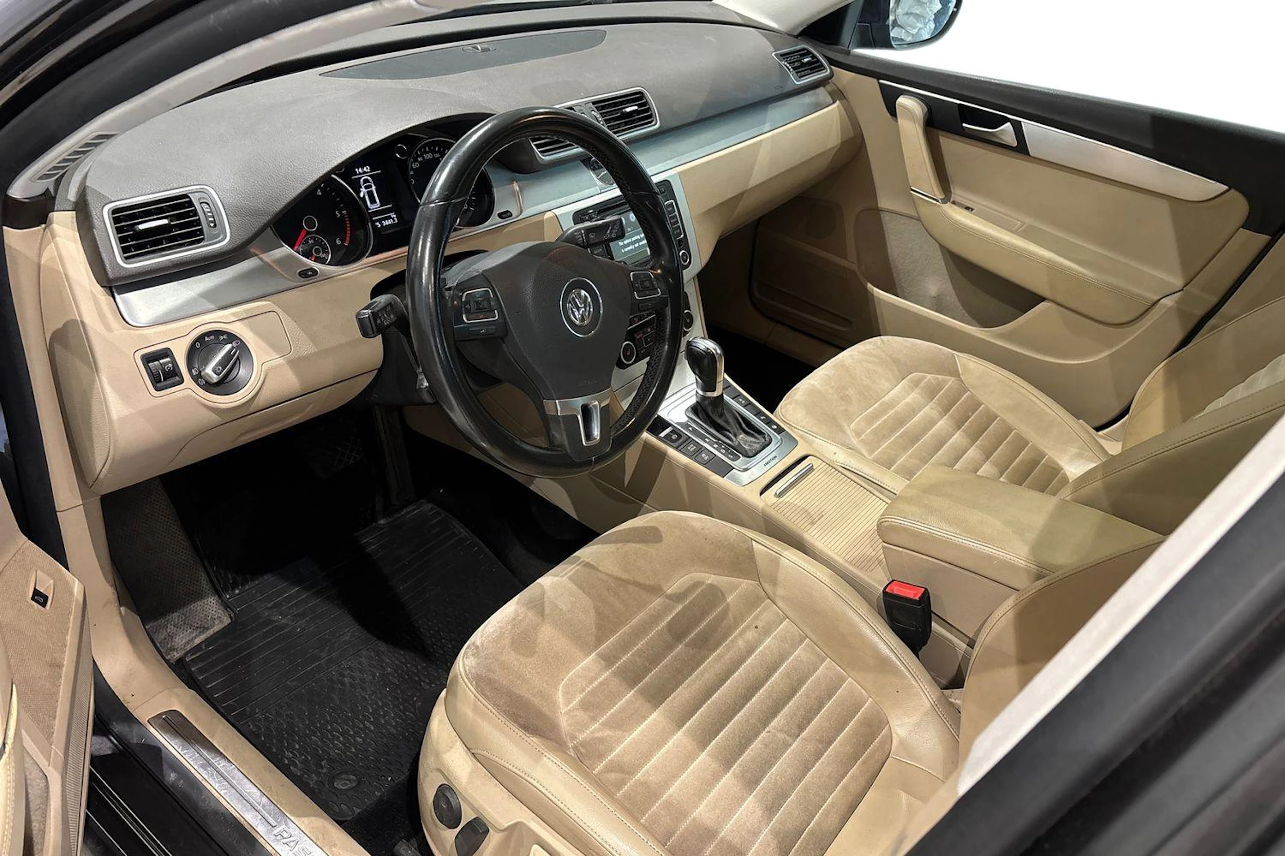 ruskea (beige) Volkswagen Passat 2012 kuva 6.