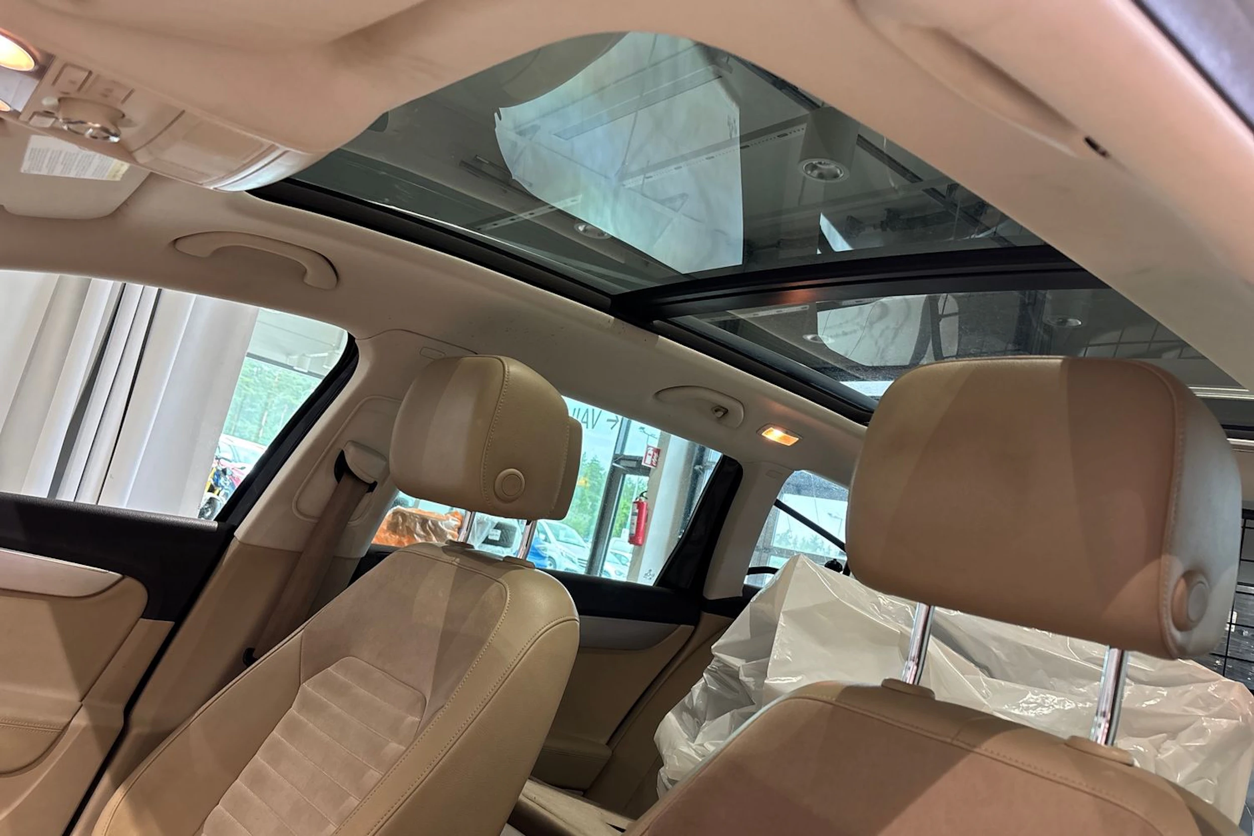 ruskea (beige) Volkswagen Passat 2012 kuva 15.