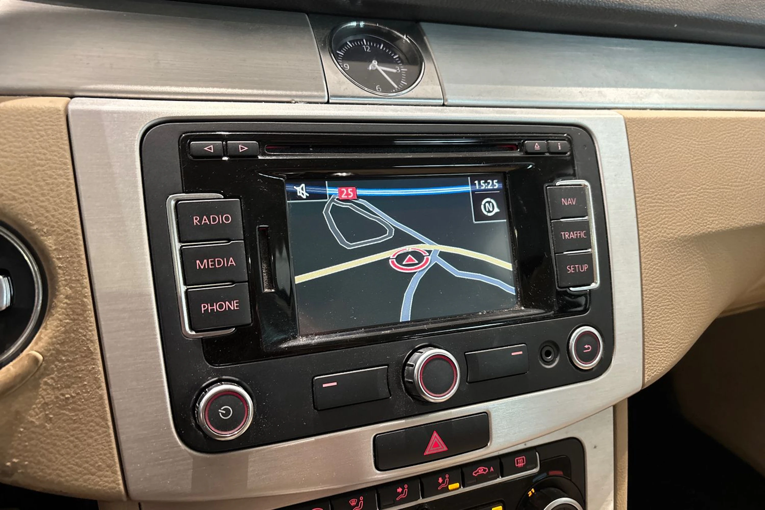 ruskea (beige) Volkswagen Passat 2012 kuva 23.