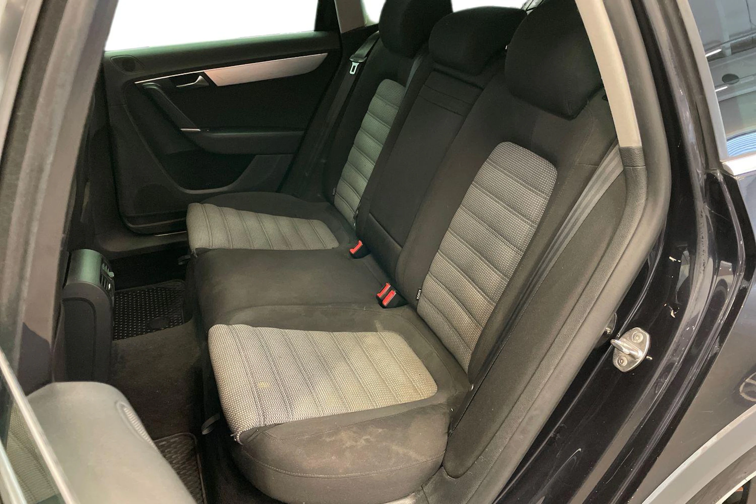 Musta Volkswagen PASSAT 2012 kuva 8.