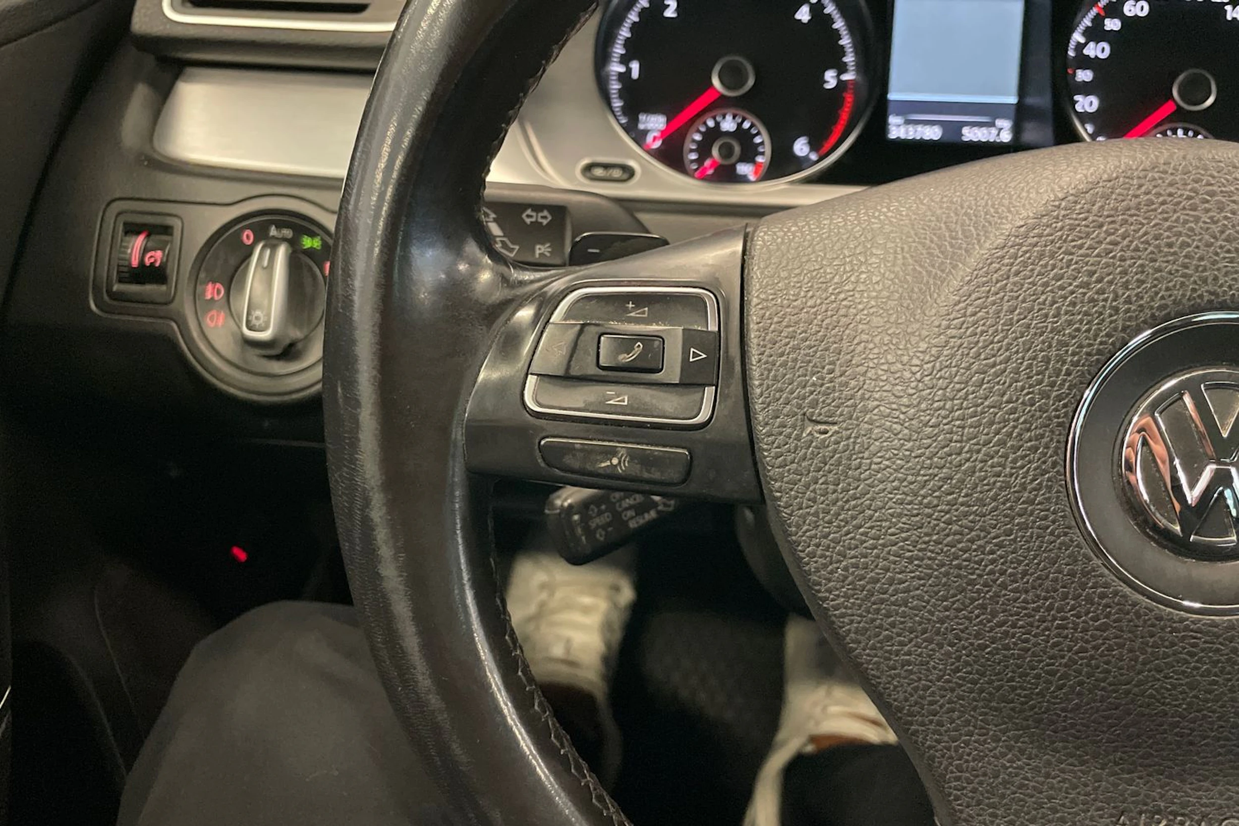 Musta Volkswagen PASSAT 2012 kuva 16.