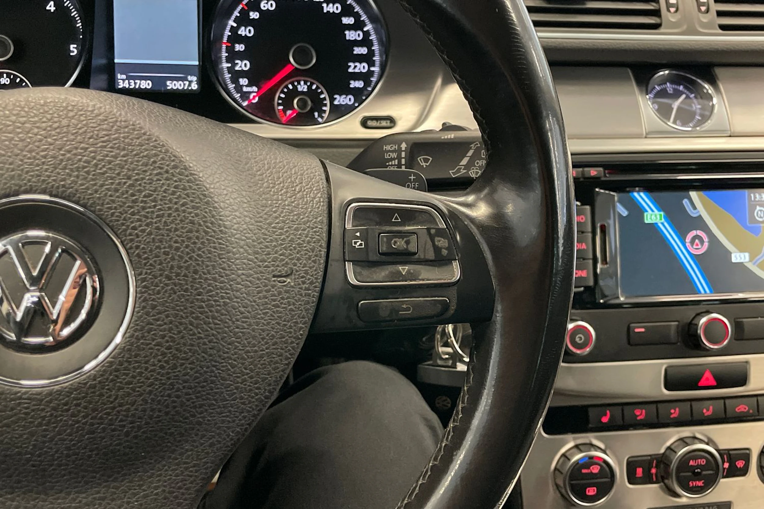 Musta Volkswagen PASSAT 2012 kuva 17.