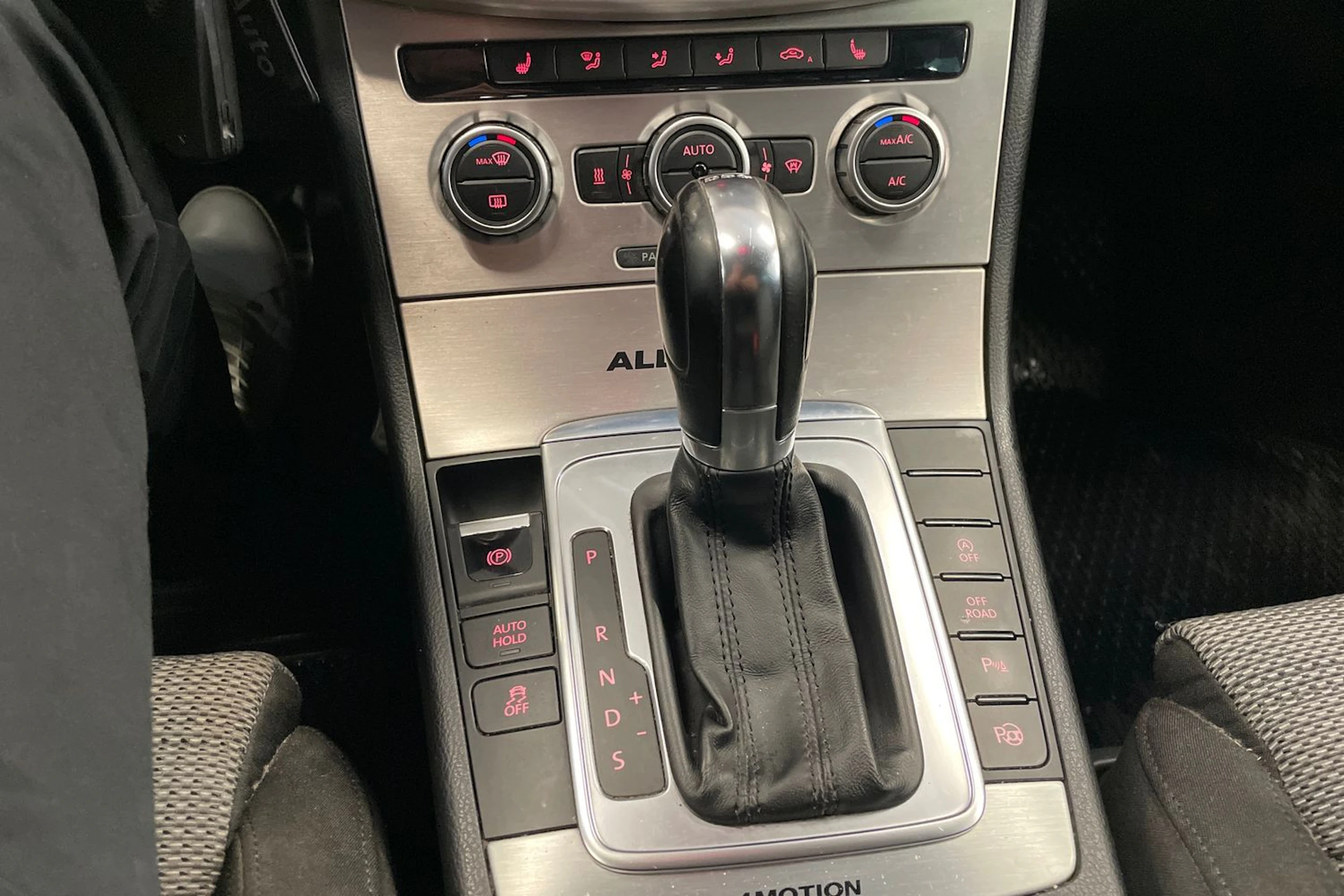 Musta Volkswagen PASSAT 2012 kuva 20.