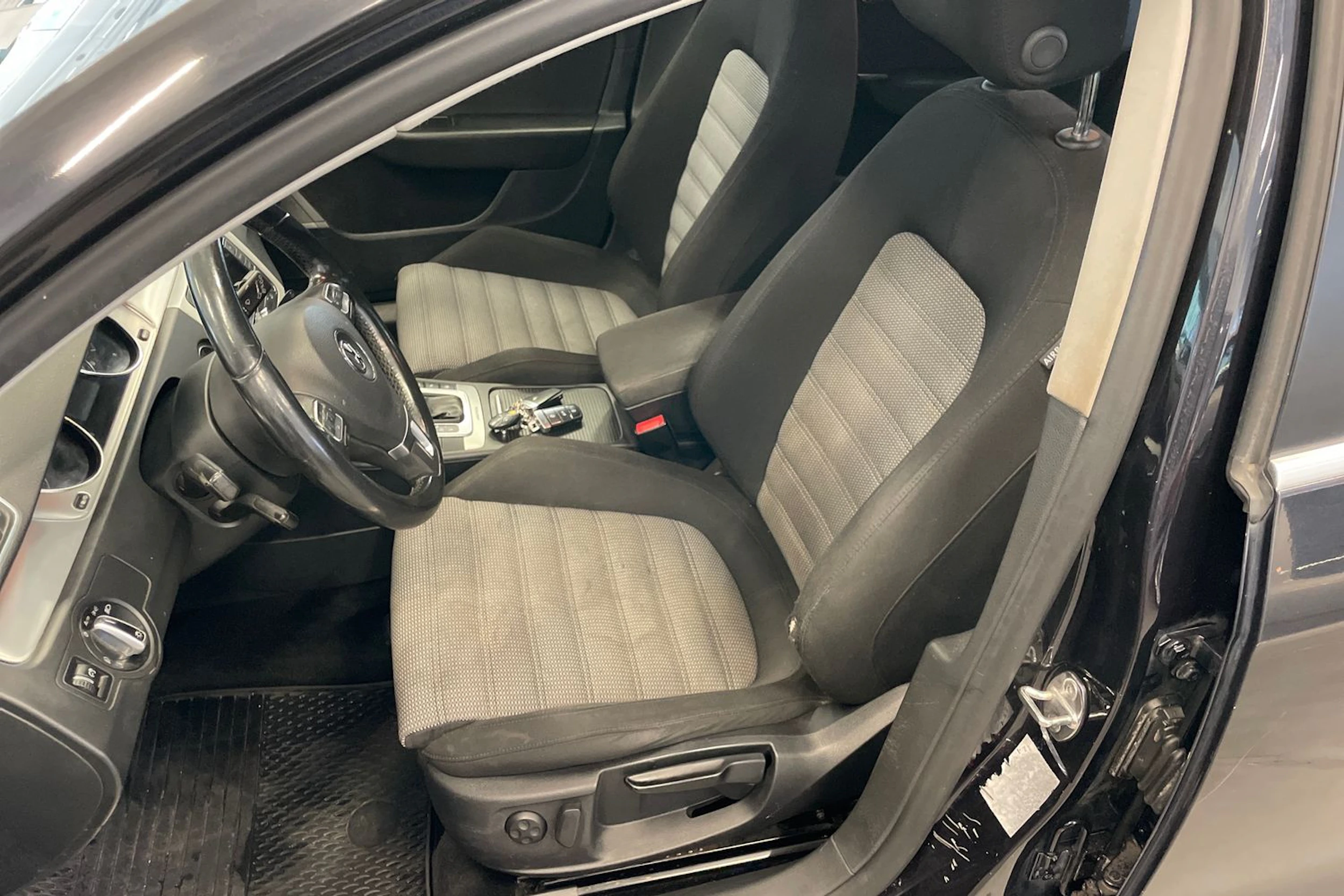 Musta Volkswagen PASSAT 2012 kuva 22.