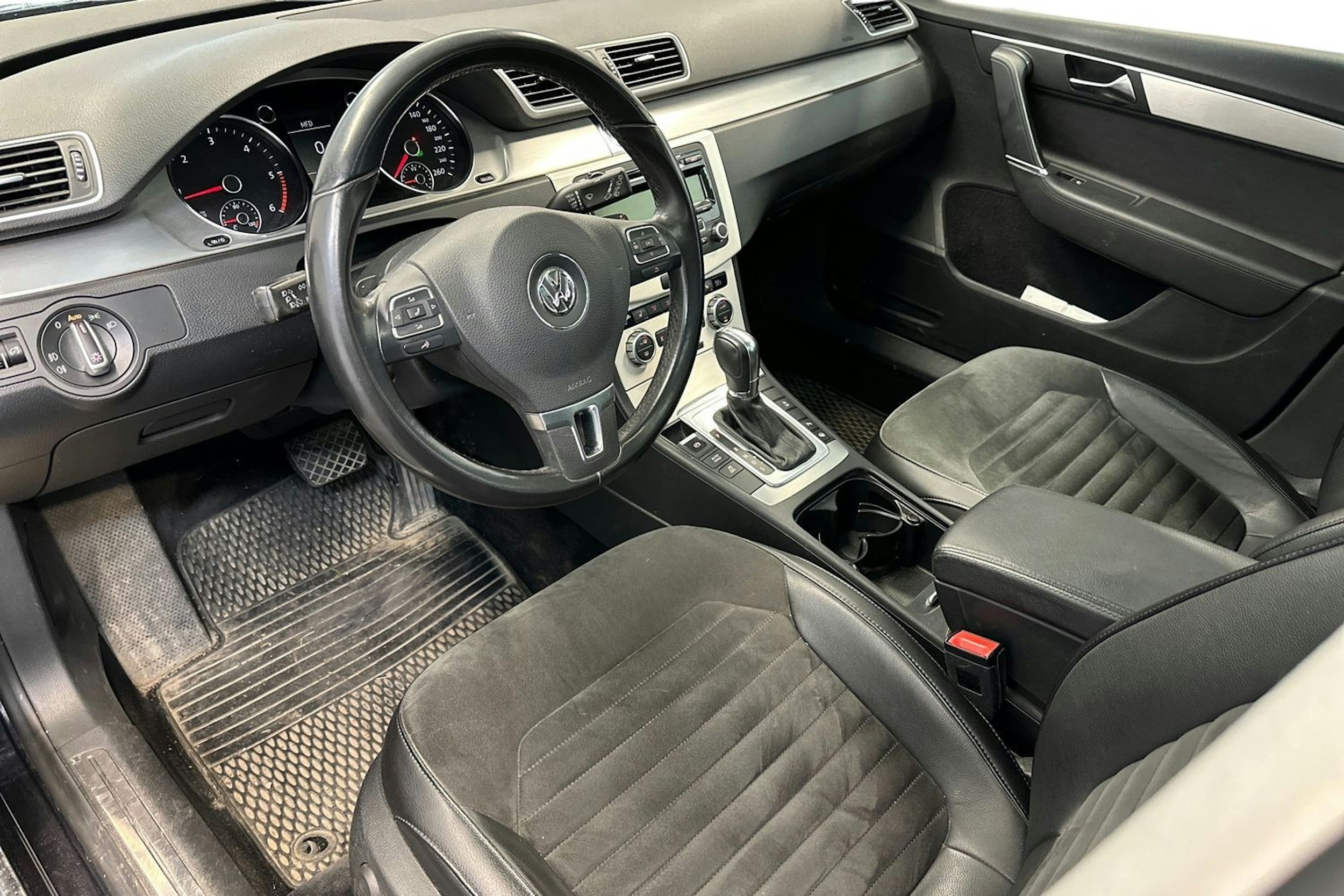 musta Volkswagen Passat 2012 kuva 3.