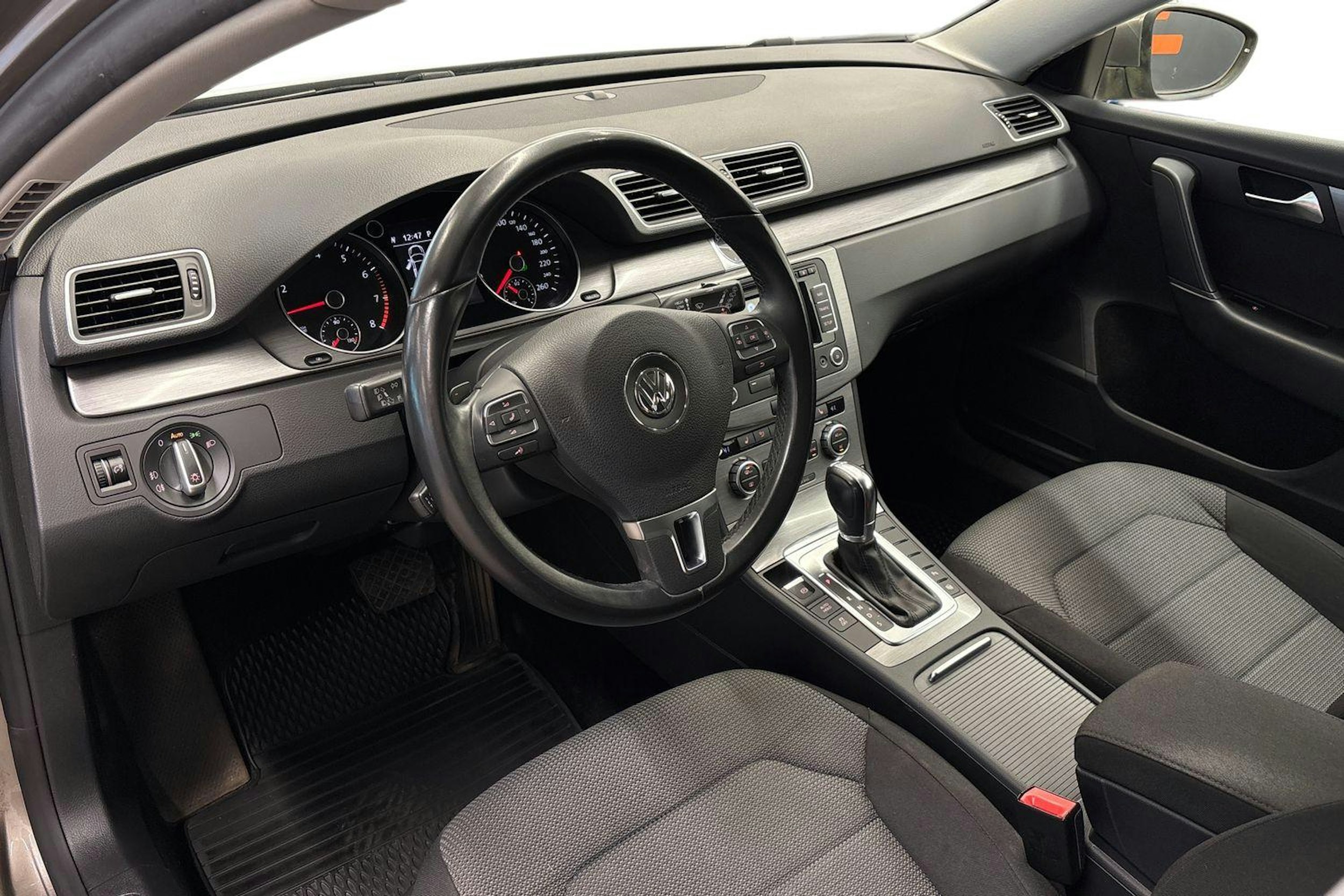 Ruskea (beige) Volkswagen PASSAT 2012 kuva 6.