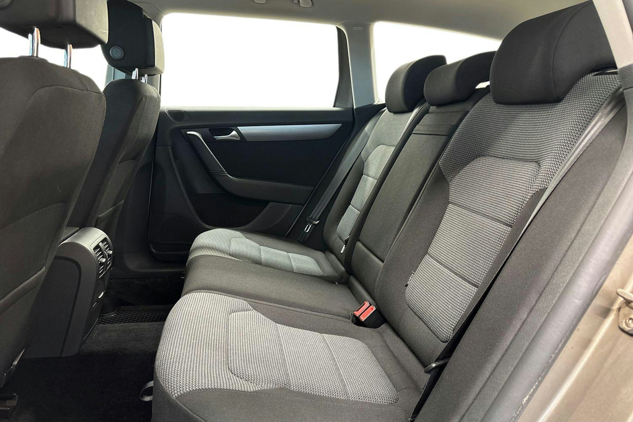 Ruskea (beige) Volkswagen PASSAT 2012 kuva 8.