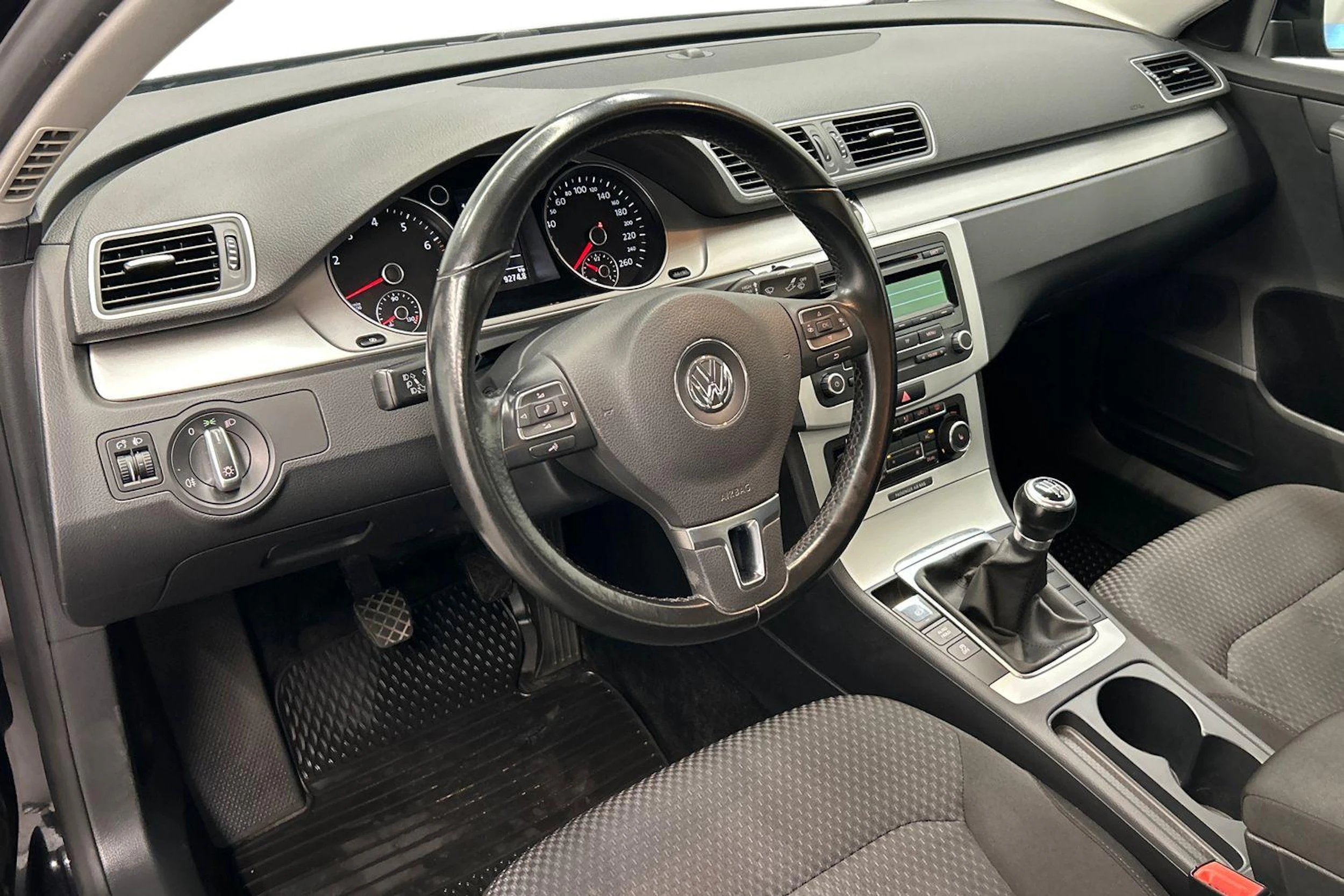 musta Volkswagen Passat 2012 kuva 6.