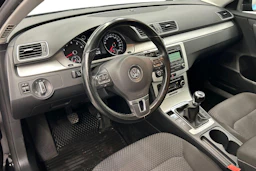 musta Volkswagen Passat 2012 kuva 6.