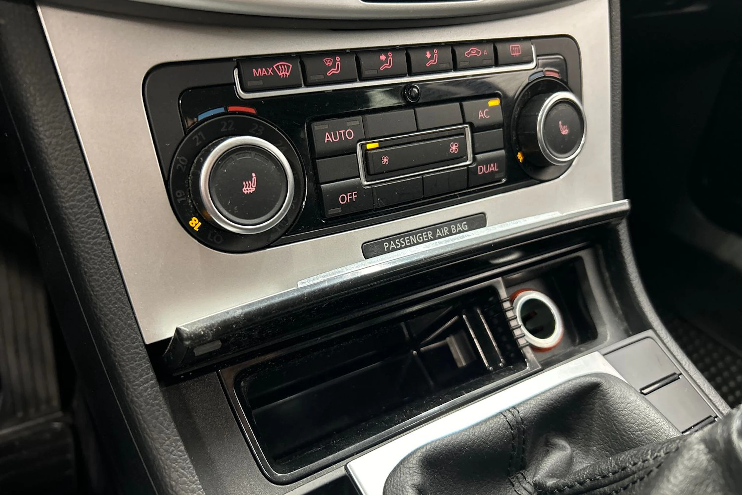musta Volkswagen Passat 2012 kuva 17.
