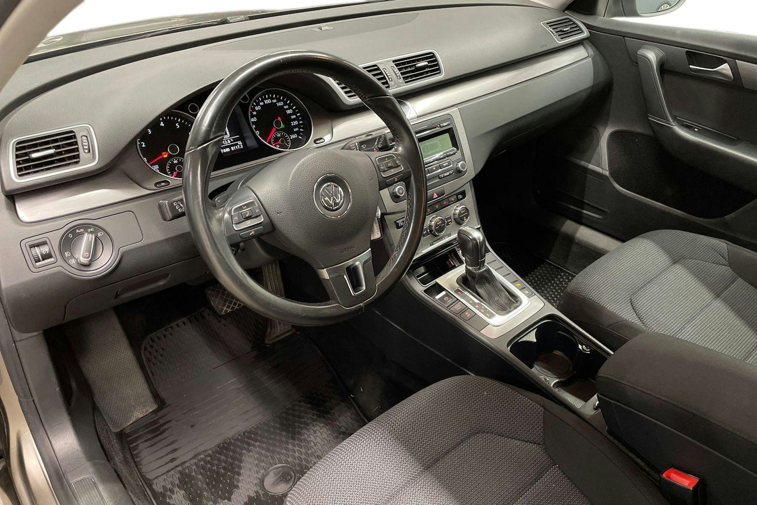 Ruskea (beige) Volkswagen PASSAT 2012 kuva 7.