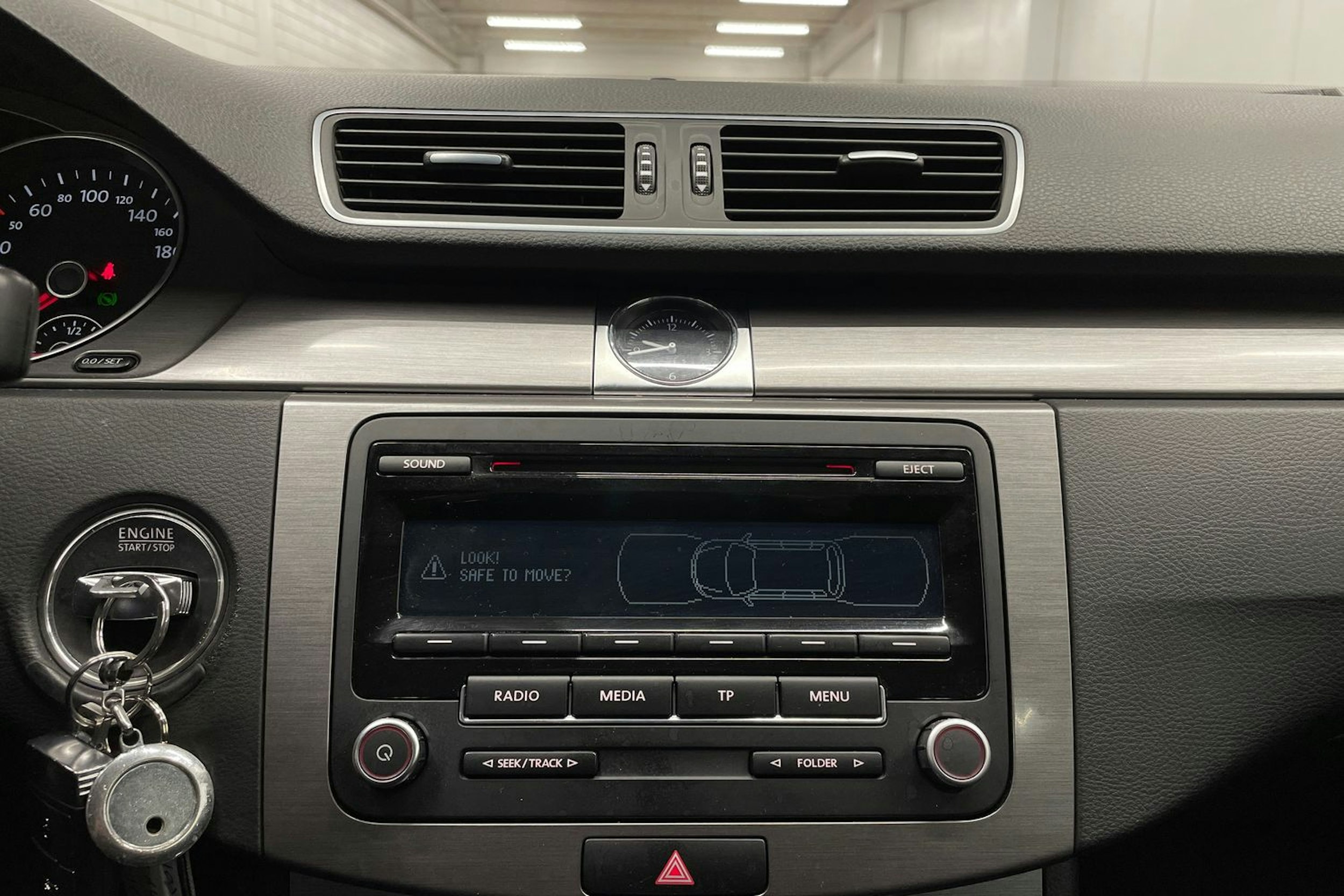 Ruskea (beige) Volkswagen PASSAT 2012 kuva 17.