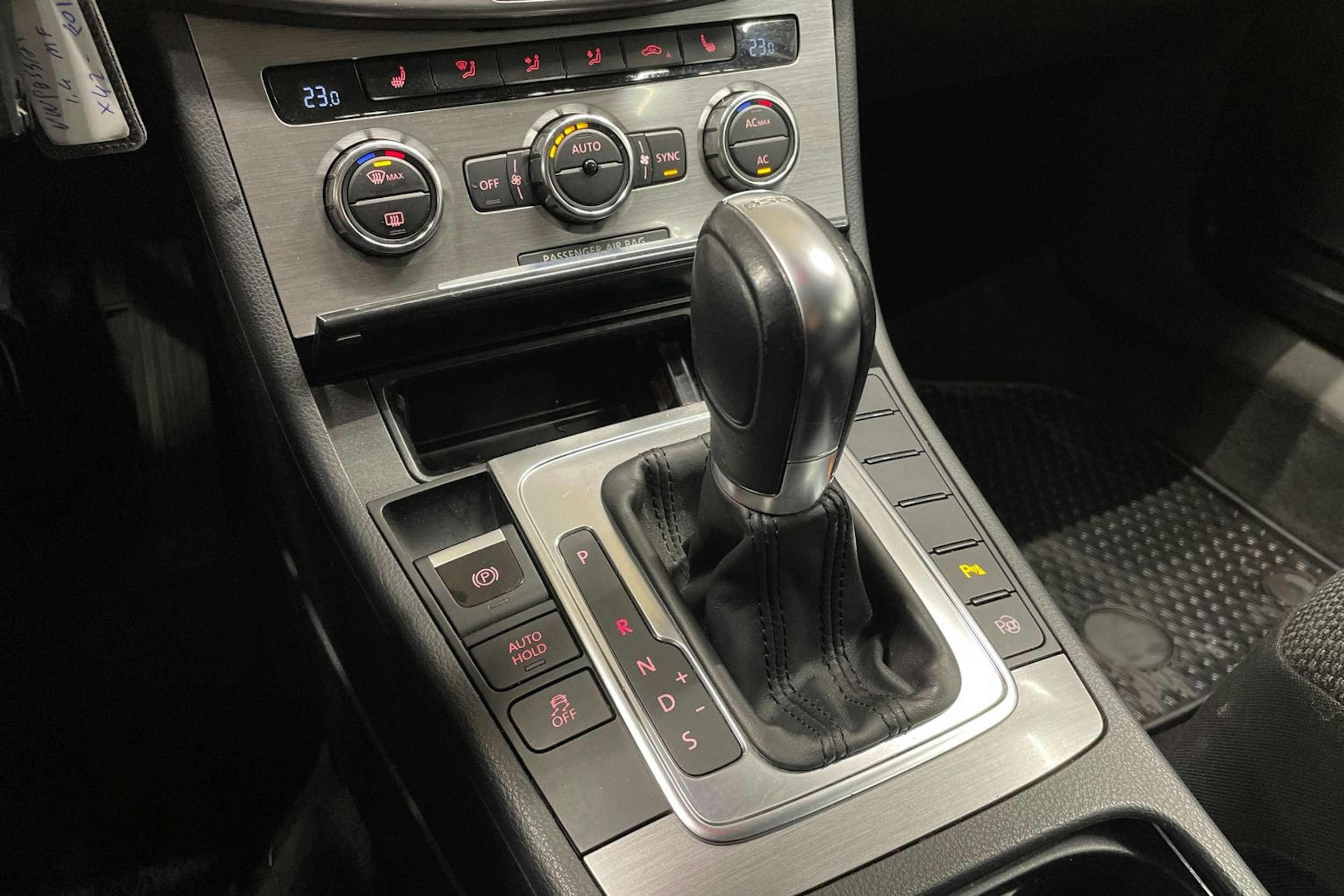 Ruskea (beige) Volkswagen PASSAT 2012 kuva 18.