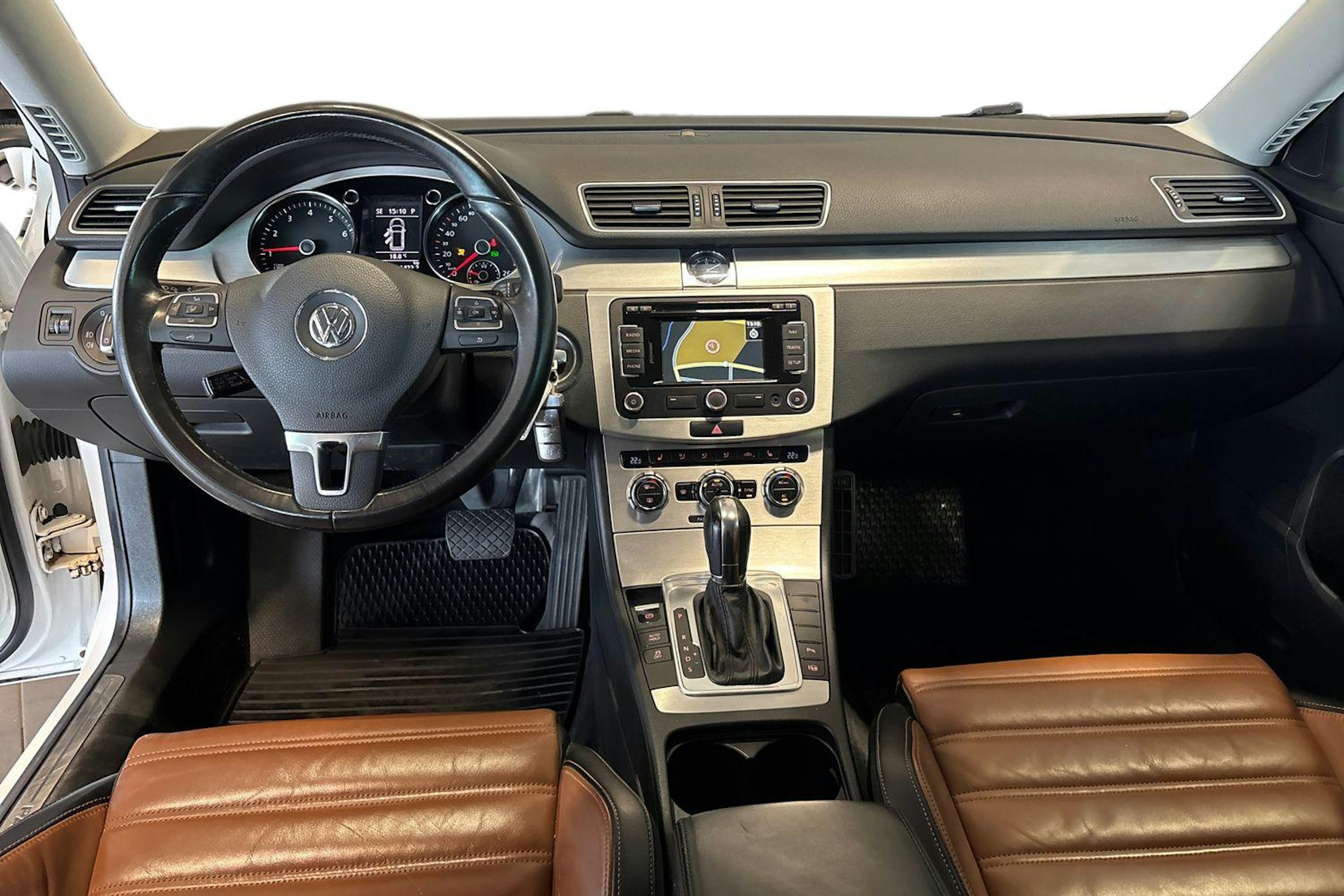 Valkoinen Volkswagen PASSAT 2012 kuva 9.