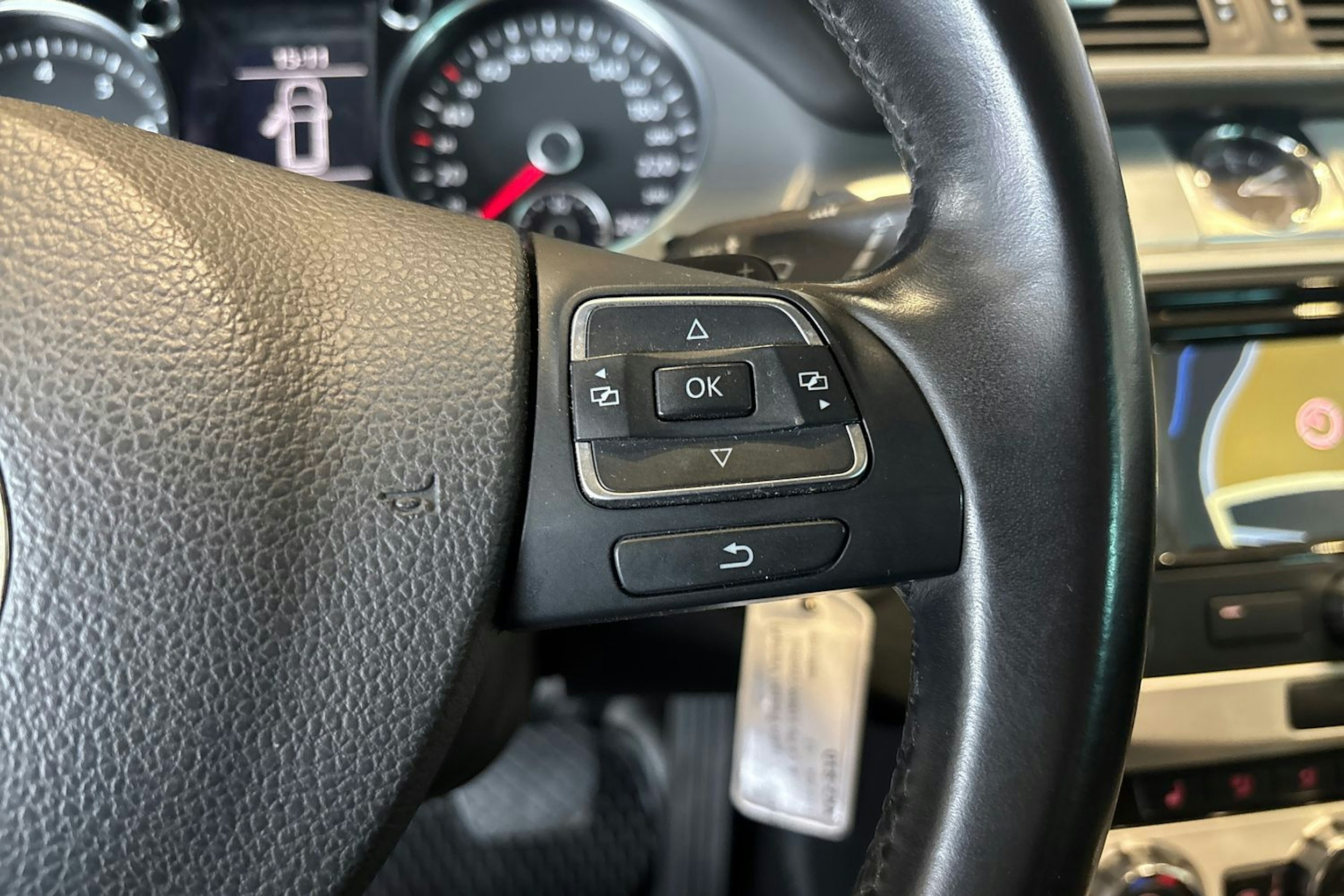 Valkoinen Volkswagen PASSAT 2012 kuva 16.